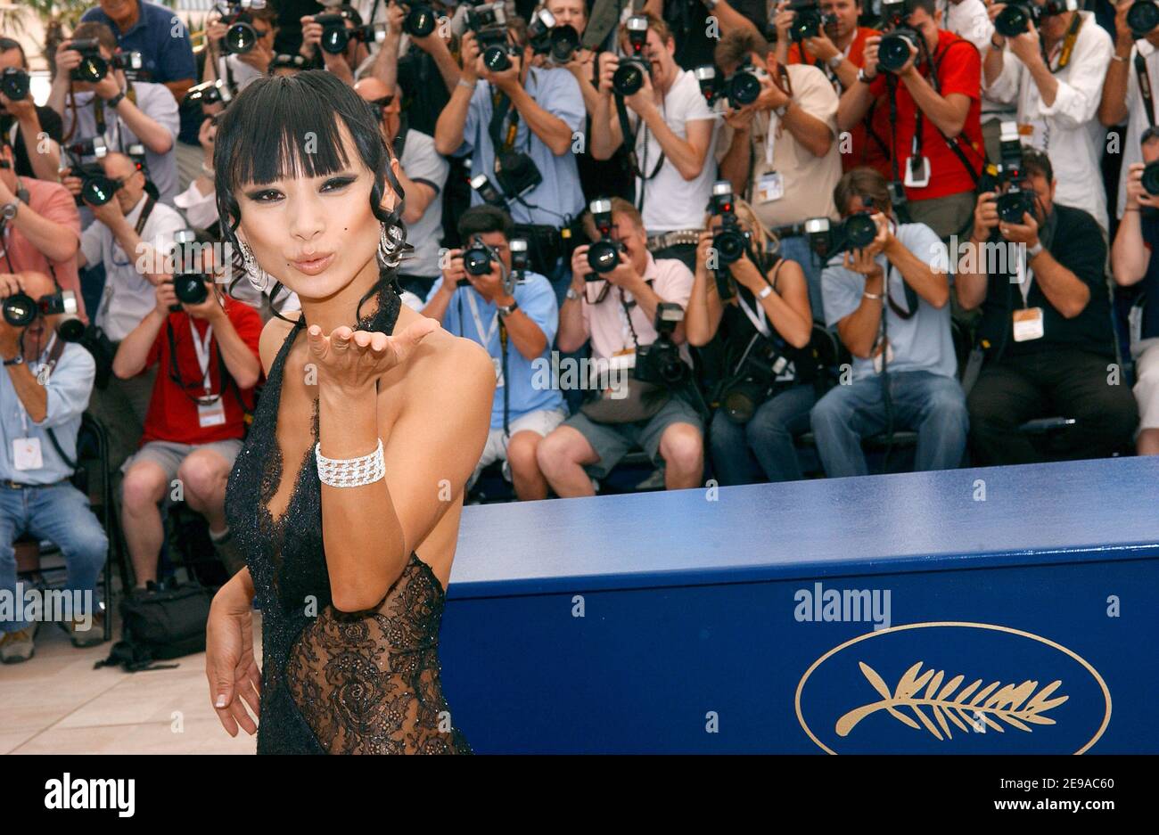 L'actrice AMÉRICAINE Bai Ling pose pendant la séance photo du film 'Soutilland Tales' lors du 59ème Festival de Cannes, le 21 mai 2006. Photo de Hahn-Orban-Nebinger/ABACAPRESS.COM Banque D'Images