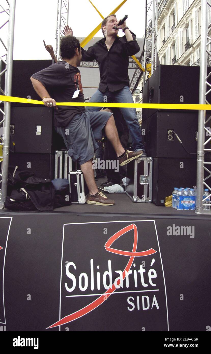 La chanteuse française Benabar se produit en direct lors de la Parade Solidarite Sida, à Paris, en France, le 21 mai 2006. Photo de Nicolas Gouhier/ABACAPRESS.COM Banque D'Images