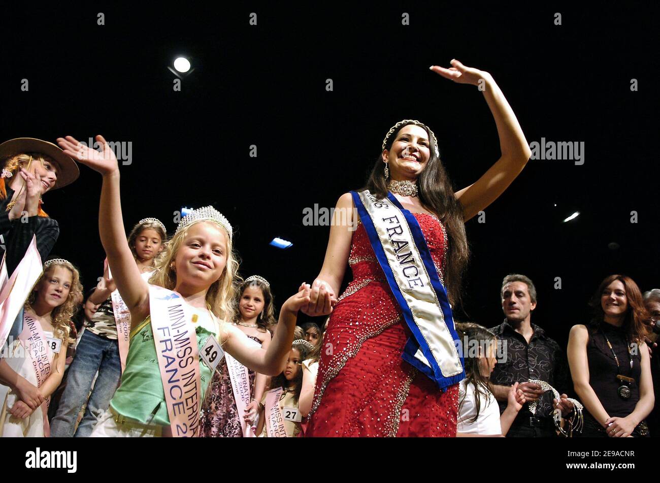 Atmosphère pendant l'élection Mini Miss et Ministar 2006 pour jeunes filles  de 7 à 13 ans, à l'espace Martin, à Paris, France, le 20 mai 2006. Photo de  Nicolas Gouhier/ABACAPRESS.COM Photo Stock -