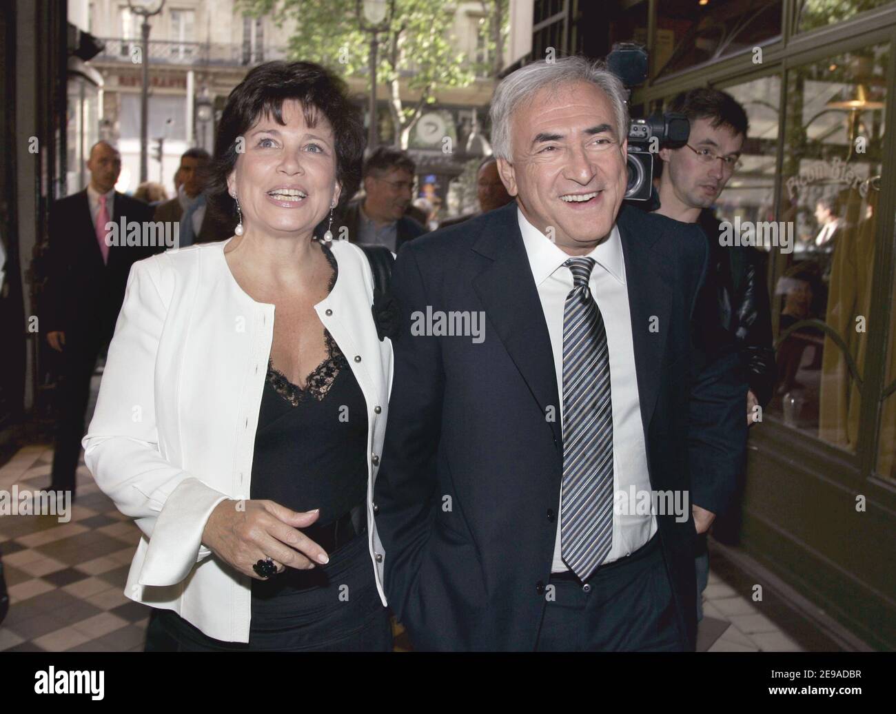 Le socialiste français Dominique Strauss-Kahn, avec sa femme journaliste Anne Sinclair, lance son nouveau livre 'DSK 365 Days' à Paris, en France, le 22 mai 2006. Photo de Mousse/ABACAPRESS.COM Banque D'Images
