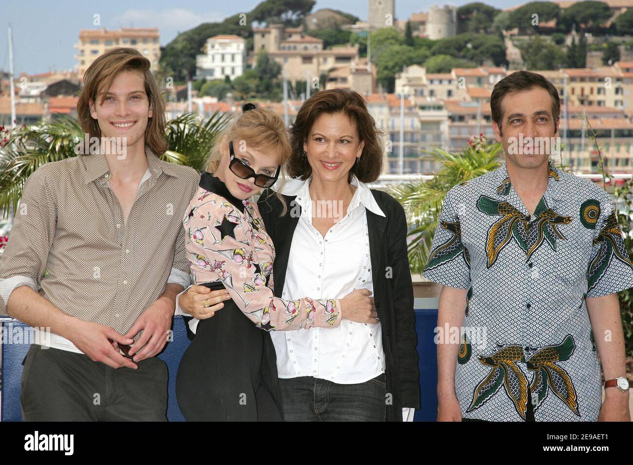 Andy Gillet, Arielle Dombasle, la réalisatrice Anne Fontaine et Jean-Chrétien Sibertin-blanc posent pour les médias lors de la séance photo de la Nouvelle chance. Au 59e Festival du film à Cannes, en France, le 25 mai 2006. Photo de Hahn-Nebinger-Orban/ABACAPRESS.COM Banque D'Images
