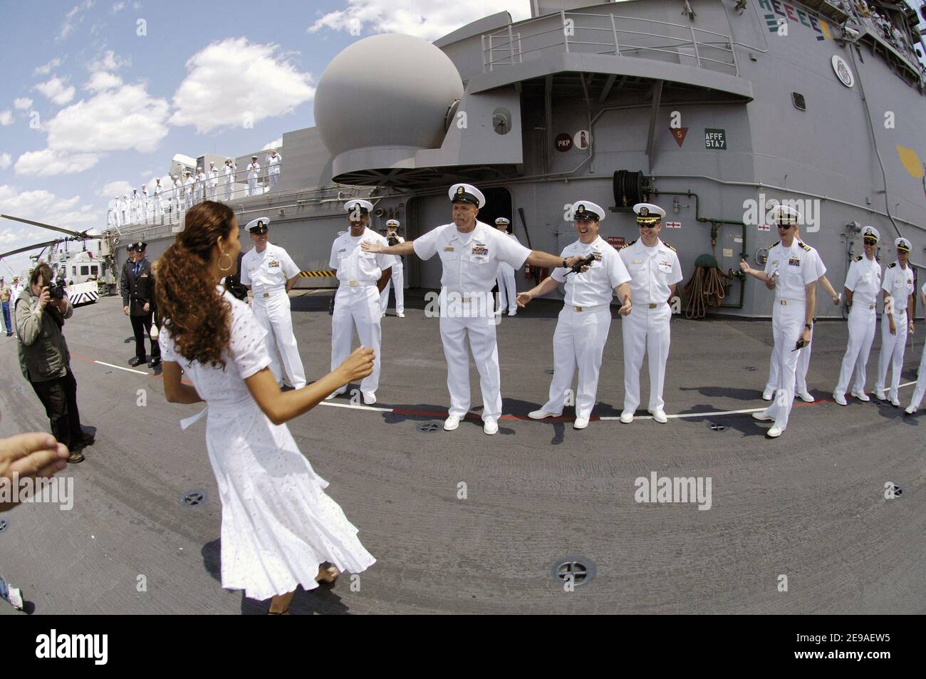 L'actrice Halle Berry salue les marins et les Marines à bord du navire d'assaut amphibie USS Kearsarge (LHD 3), pendant le défilé des navires au début de la semaine de la flotte de New York City 2006. Halle Berry, alias « Storm », dans le prochain « X-Men: The Last Stand », a visité les marins et a embarqué Marines le jour d'ouverture de la semaine de la flotte le 24 mai 2006. L'équipage a également reçu un aperçu spécial du film avant sa date de sortie mondiale du 26 mai 2006. Photo par USN via ABACAPRESS.COM Banque D'Images