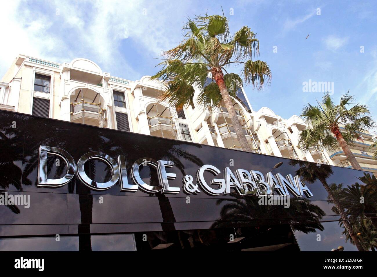 Le nouveau magasin Dolce Gabbana sur la Croisette, lors du 59e Festival de Cannes, à Cannes, en France, le 24 mai 2006. Photo de Benoit Pinguet/ABACAPRESS.COM. Banque D'Images