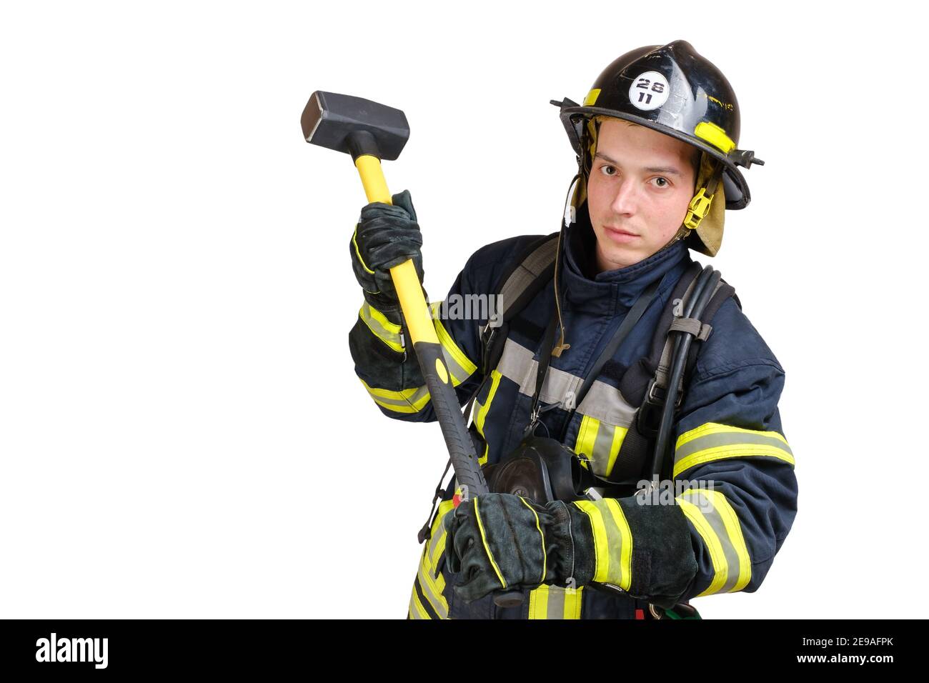Tout le corps jeune homme courageux en uniforme de pompier et marteau de maçon Banque D'Images
