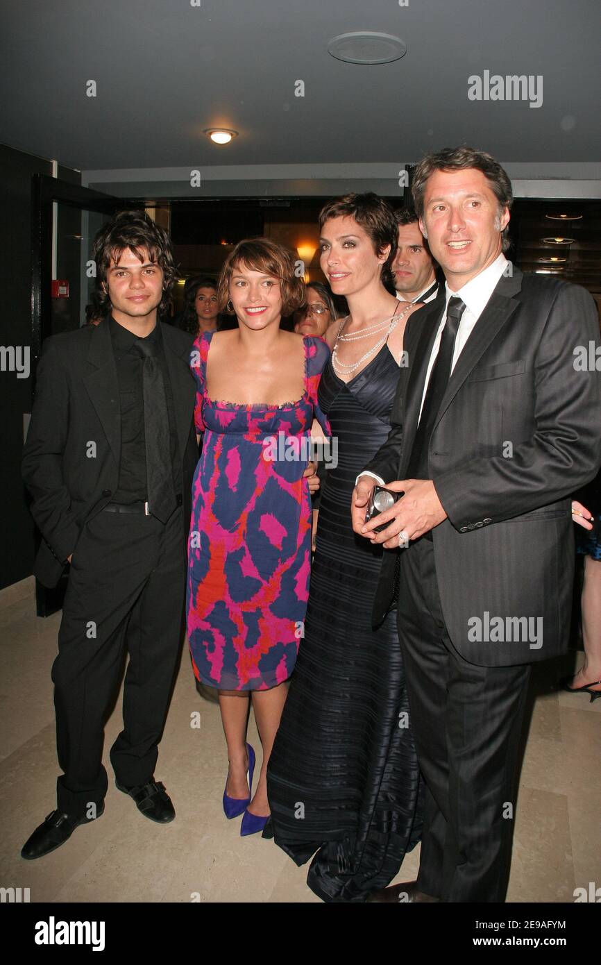 Antoine de Caunes avec sa petite amie Daphne Roulier et sa fille Emma de Caunes avec un ami quittent la projection de 'Quand j'tais chanteur' pendant le 59e Festival du film à Cannes, France le 26 mai 2006 photo de Gaetan Mabire/ABACAPRESS.COM Banque D'Images
