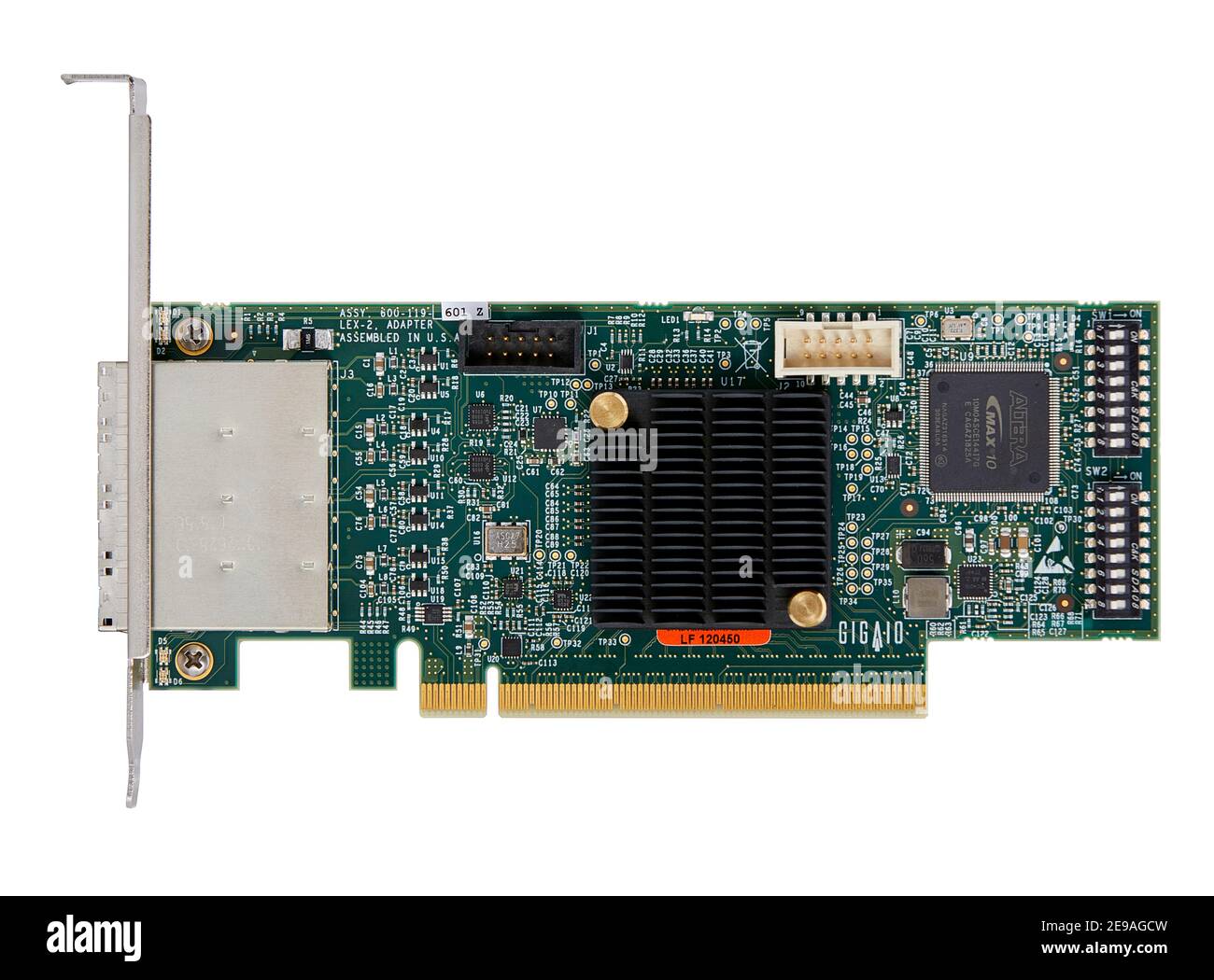 INFORMATIQUE matériel serveur informatique carte graphique interne ou carte de données avec découpe de la carte de circuit imprimé sur fond blanc Banque D'Images