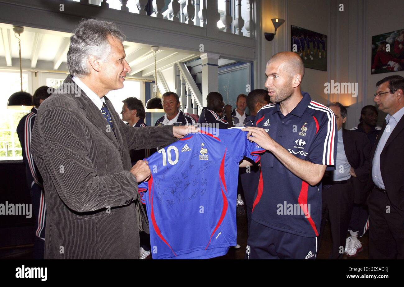 Le 28 mai 2006, le Premier ministre français Dominique de Villepin reçoit  en cadeau le maillot français numéro 10 de la joueuse de l'équipe française  de football Zinedine Zidane au centre d'entraînement
