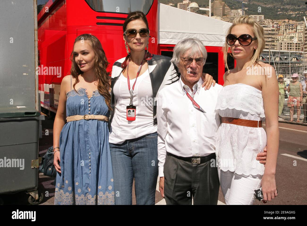 Le patron de la FOM Bernie Ecclestone pose avec sa femme Slavica et leurs filles Tamara et Petra dans le paddock du Grand Prix de Formule 1 de Monaco 2006 à Monte-Carlo le 28 mai 2006. Photo de Frédéric Nebinger/ABACAPRESS.COM Banque D'Images