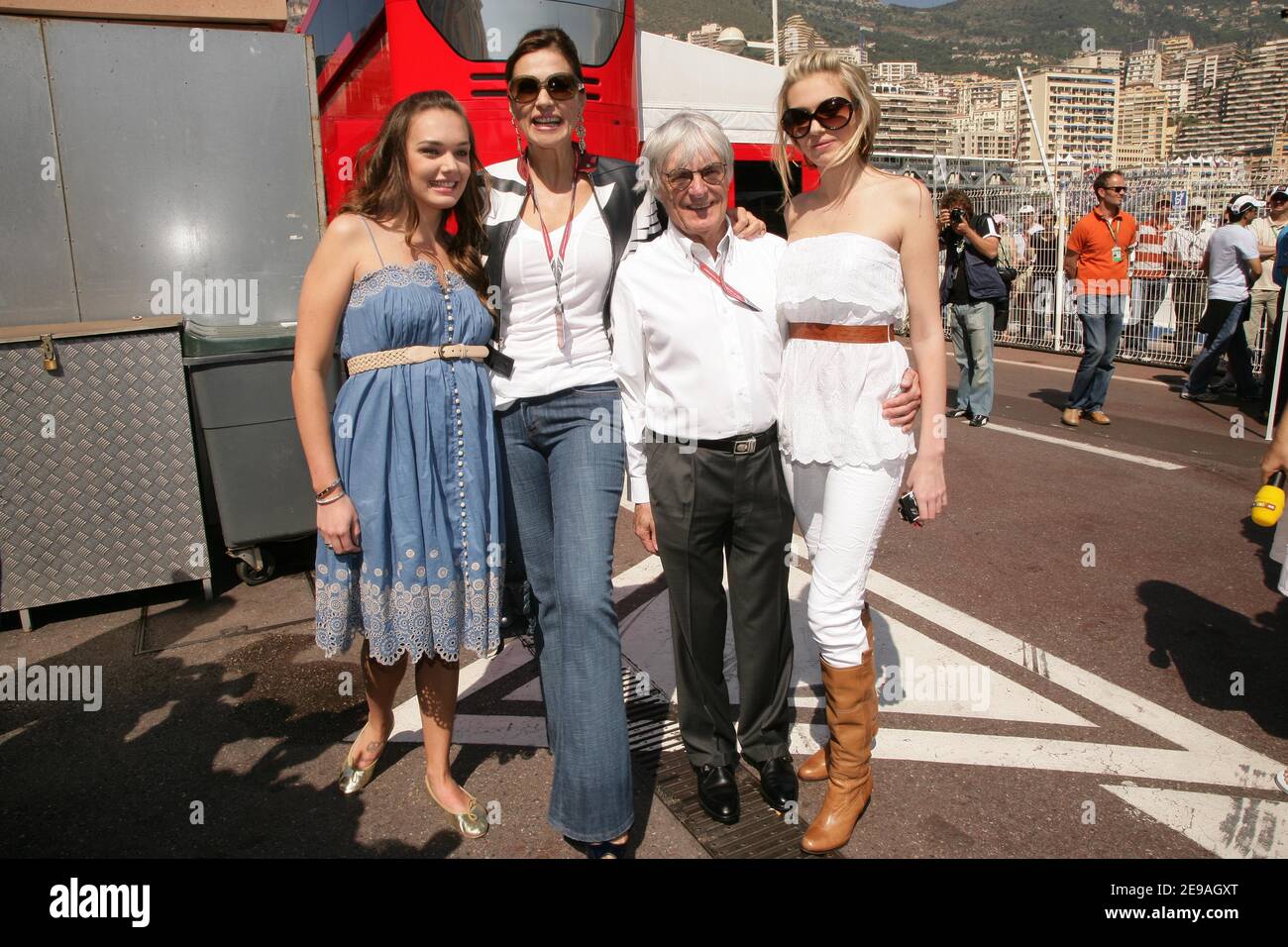 Le patron de la FOM Bernie Ecclestone pose avec sa femme Slavica et leurs filles Tamara et Petra dans le paddock du Grand Prix de Formule 1 de Monaco 2006 à Monte-Carlo le 28 mai 2006. Photo de Frédéric Nebinger/ABACAPRESS.COM Banque D'Images