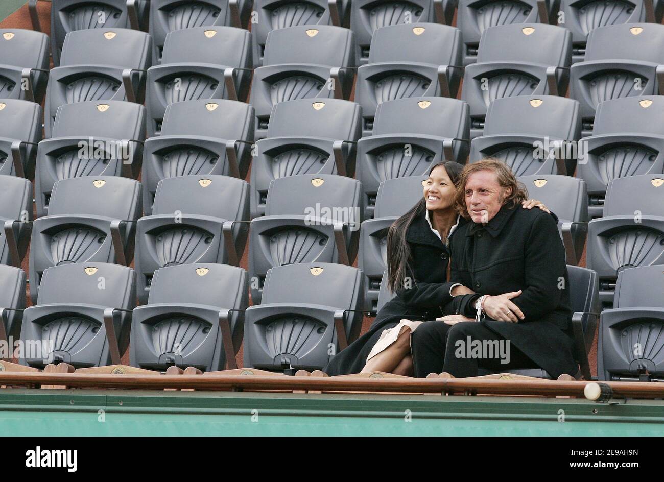 L'ancien joueur de tennis Guillermo Vilas et son épouse Plan Pa Tou lors du tournoi de tennis ouvert en France qui s'est tenu au stade Roland-Garros à Paris, en France, le 29 mai 2006. Photo de Gouhier-Nebinger-Zabulon/ABACAPRESS.COM. Banque D'Images