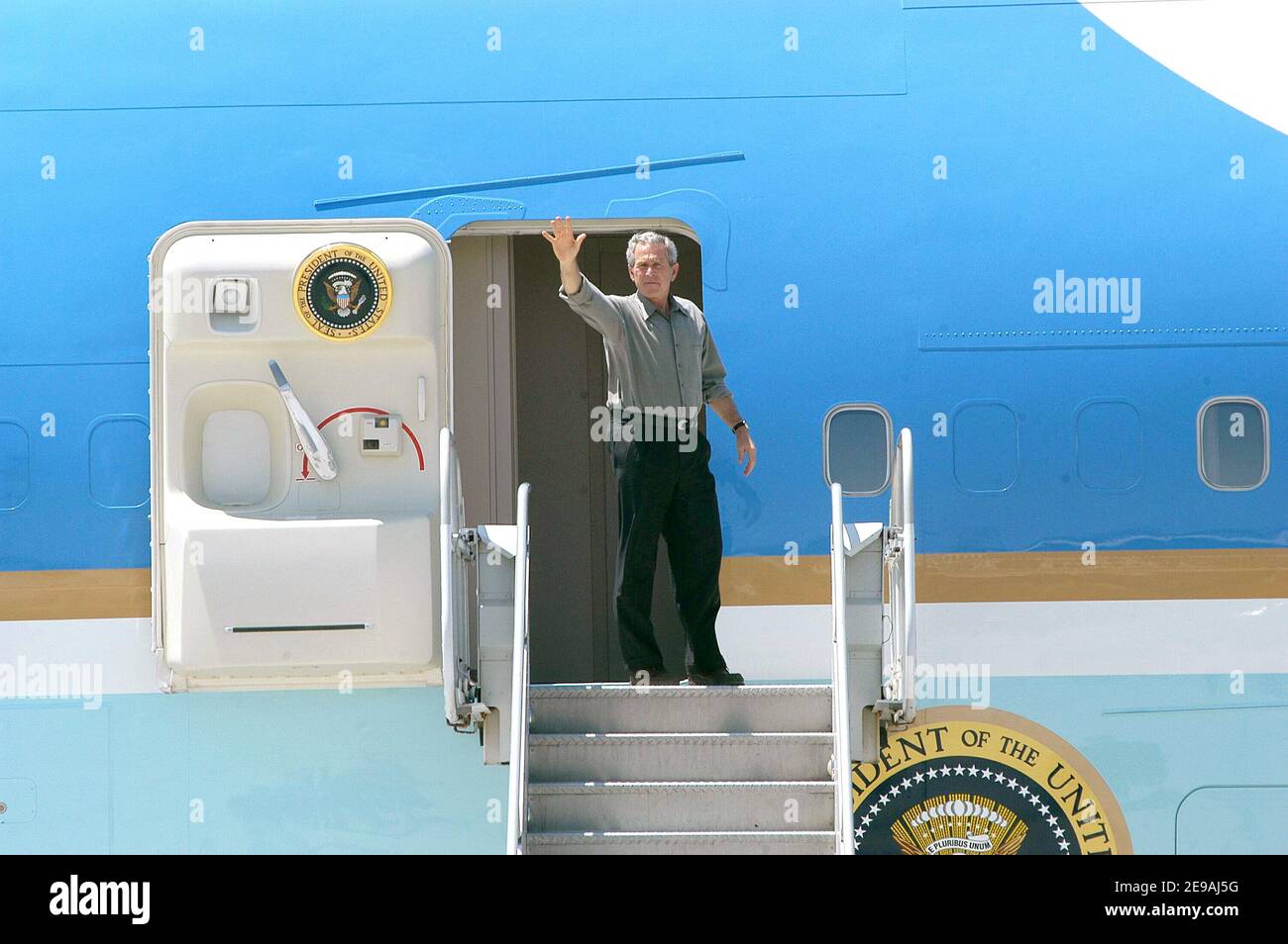 Le Président George W Bush fait passer Au revoir aux Marines et aux membres de service de la Station aérienne du corps des Marines (MCAS) Yuma, des marches de la Force aérienne One à Yuma, en Arizona, le 18 mai 2006. Le président a atterri à bord de la station aérienne en route vers la frontière américaine et mexicaine. Photo par USN via ABACAPRESS.COM Banque D'Images