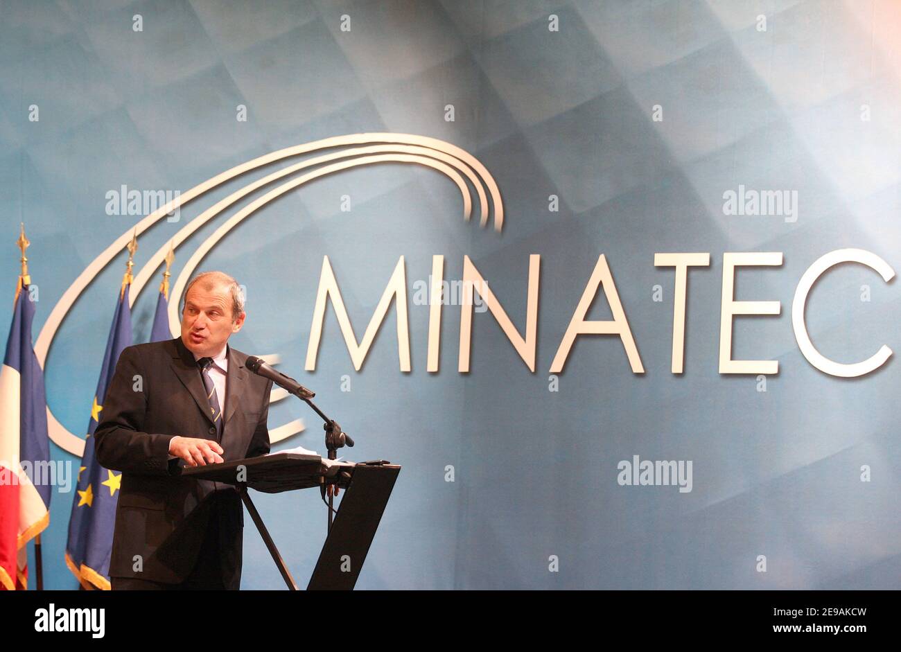 Le ministre délégué de l'industrie François Loos, président de la région Rhône-Alpes Jean-Jacques Queyranne et président d'Isère Andre Vallini inaugurent le pôle MINATEC micro et nano-centre d'innovation technologique créé par le Centre de l'énergie atomique et l'Institut national d'ingénierie de Grenoble à Grenoble (Isère) le 2 juin 2006. Photo de Vincent Dargent/ABACAPRESS.COM Banque D'Images