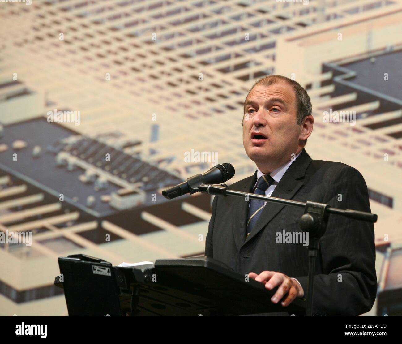 Le ministre délégué de l'industrie François Loos, président de la région Rhône-Alpes Jean-Jacques Queyranne et président d'Isère Andre Vallini inaugurent le pôle MINATEC micro et nano-centre d'innovation technologique créé par le Centre de l'énergie atomique et l'Institut national d'ingénierie de Grenoble à Grenoble (Isère) le 2 juin 2006. Photo de Vincent Dargent/ABACAPRESS.COM Banque D'Images