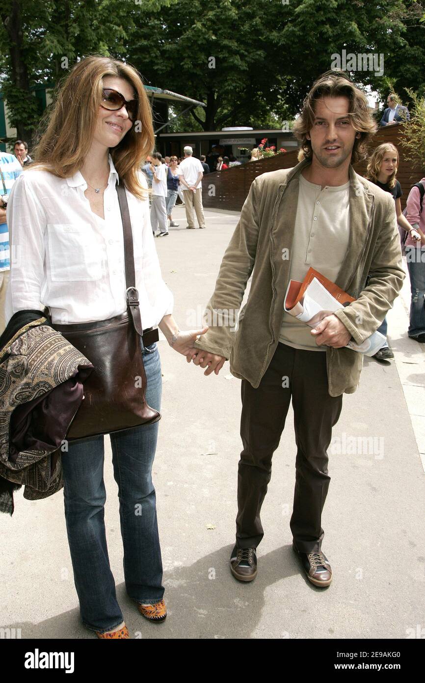 L'acteur français Frederic Diffenthal et sa femme Gwendoline arrivent au 'Village' lors de la 7ème journée de tournoi de tennis Open de France qui s'est tenue au stade Roland Garros à Paris, en France, le 3 juin 2006. Photo de Gouhier-Nebinger-Zabulon/ABACAPRESS.COM. Banque D'Images