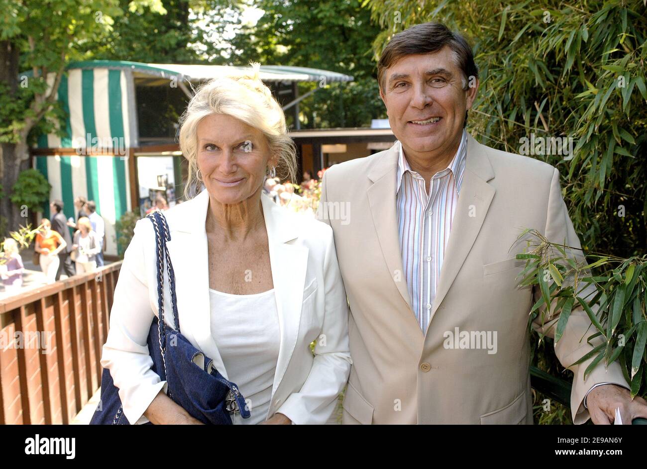 Jean-Pierre Foucault et sa femme Evelyne arrivent dans le 'Village VIP'  lors du tournoi de tennis ouvert en France qui s'est tenu au stade Roland  Garros à Paris, en France, le 7