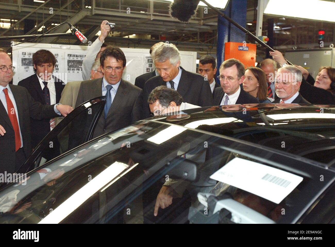 Le Premier ministre Dominique de Villepin visite l'usine PSA de Poissy, près de Paris, le 8 juin 2006. Photo par Edouard Bernaux/ABACAPRESS.COM Banque D'Images