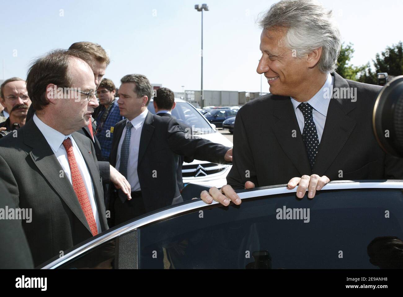 Le Premier ministre Dominique de Villepin visite son PDG Jean-Martin Folz , l'usine PSA à Poissy, près de Paris, le 8 juin 2006. Photo par Edouard Bernaux/ABACAPRESS.COM Banque D'Images