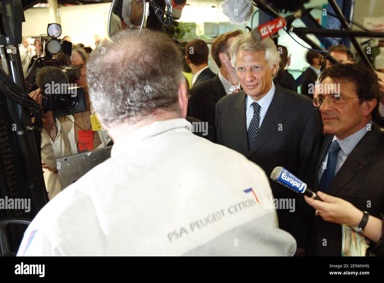 Le Premier ministre Dominique de Villepin visite l'usine PSA de Poissy, près de Paris, le 8 juin 2006. Photo par Edouard Bernaux/ABACAPRESS.COM Banque D'Images