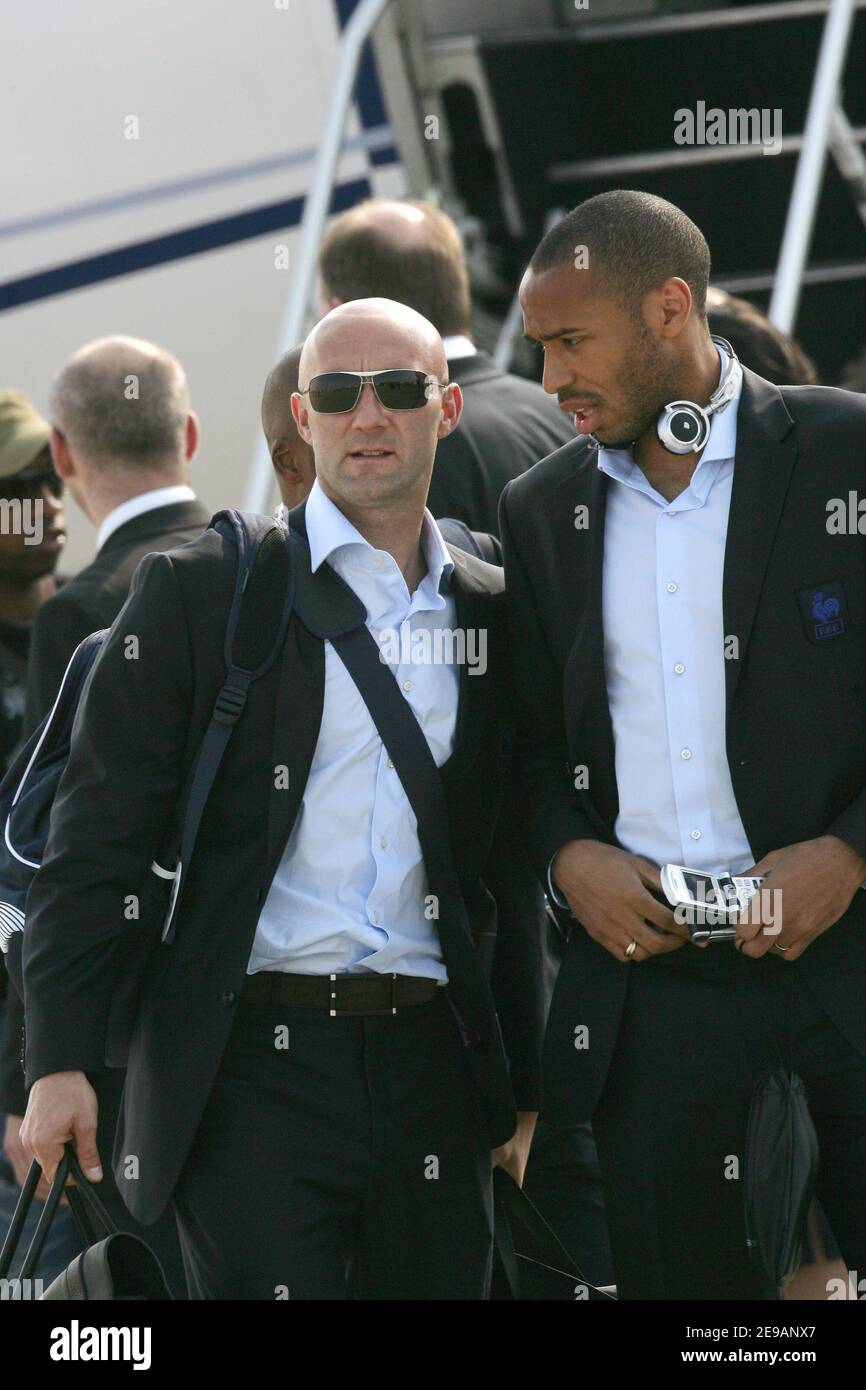 Le gardien de but français Fabien Barthez et Thierry Henry arrivent à l'aéroport de Hanovre le 8 juin 2006 à Hanovre, en Allemagne. Photo de Gouhier-Hahn-Orban/Cameleon/ABACAPRESS.COM Banque D'Images