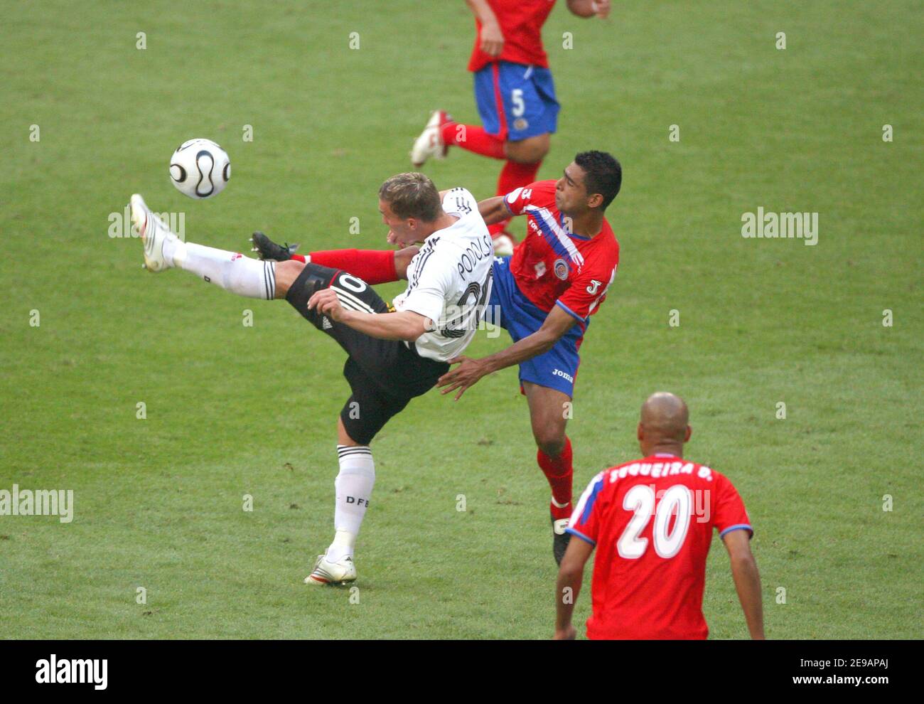 Lukas Podolski en Allemagne et Michael Umana au Costa Rica en action pendant la coupe du monde 2006, Groupe A, Allemagne contre Costa Rica à Munich, Allemagne le 9 juin 2006. L'Allemagne a gagné 4-2. Photo de Gouhier-Hahn-Orban/Cameleon/ABACAPRESS.COM Banque D'Images