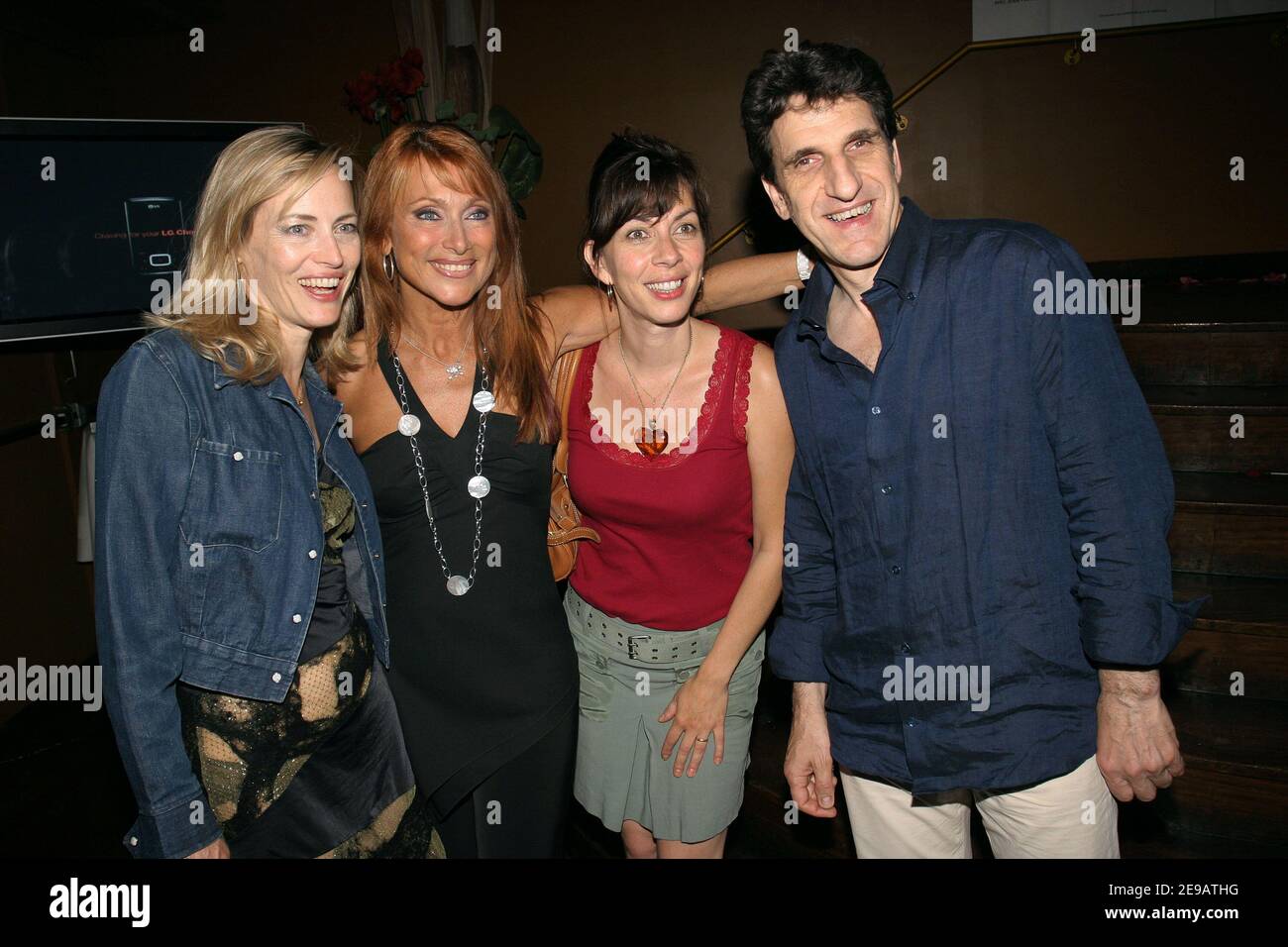 Gabrielle Lazure, Julie Pietri 'Shirley et Dino' humoriste, Corinne et Gilles Benizio assistent à une fête pour célébrer l'anniversaire de Raphaël Mezrahi à l'Etoile à Paris, France, le 12 juin 2006. Photo de Benoit Pinguet/ABACAPRESS.COM. Banque D'Images