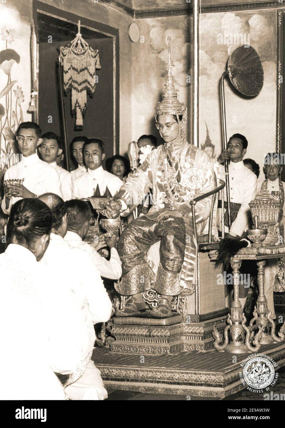 Le roi Bhumibol Adulyadej de Thaïlande lors de la cérémonie de serment de 1950, 4 ans après son accession au trône, à Bangkok, en Thaïlande. Photo par ABACAPRESS.COM Banque D'Images