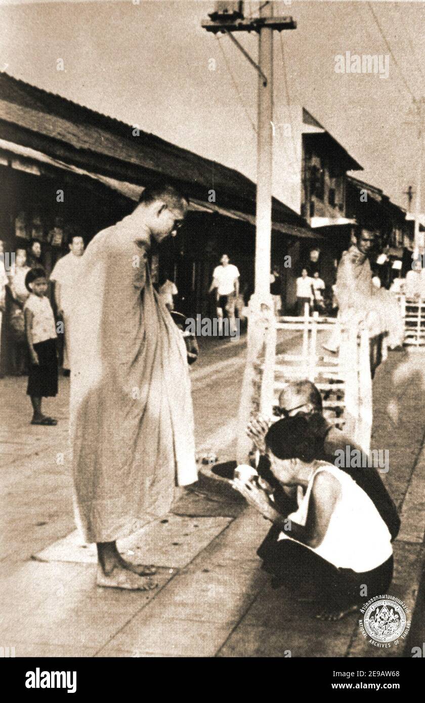 Photos non datées du roi Bhumibol Adulyadej de Thaïlande recevant une offrande quand il était bonze. Photo par ABACAPRESS.COM Banque D'Images