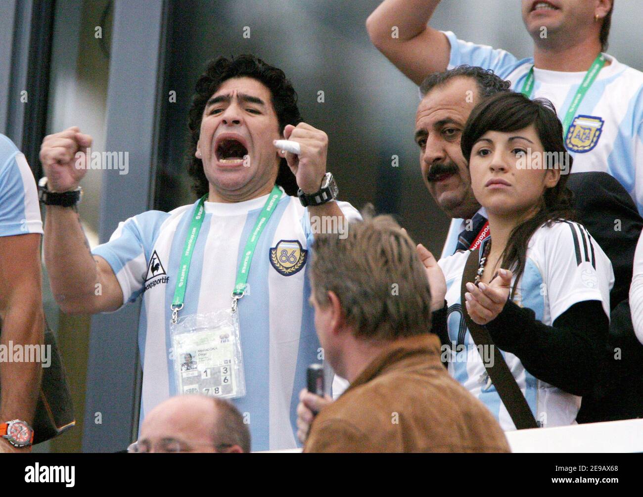 Diego Armando Maradona, légende du football argentin, son ex-femme Claudia et sa fille Dalma assistent à la coupe du monde 2006, GroupC, Argentine contre Serbie et Monténégro, au stade Arena AufSchalke à Gelsenkirchen, Allemagne, le 16 juin 2006. Photo de Gouhier-Hahn-Orban/Cameleon/ABACAPRESS.COM Banque D'Images