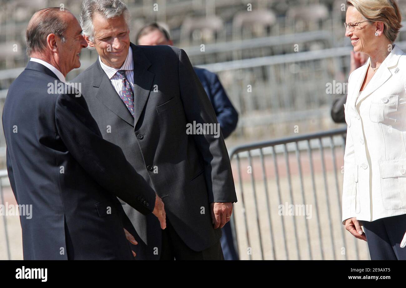 Le président français Jacques Chirac avec le Premier ministre français Dominique de Villepin et la ministre française de la Défense Michele Alliot-Marie assistent à une cérémonie au Mont Valerien le 18 juin 2006 à Suresnes, près de Paris, pour marquer le 66e anniversaire de l'appel du général Charles de Gaulle lancé le 18 juin au peuple français. Photo de Mehdi Taamallah/ABACAPRESS.COM Banque D'Images