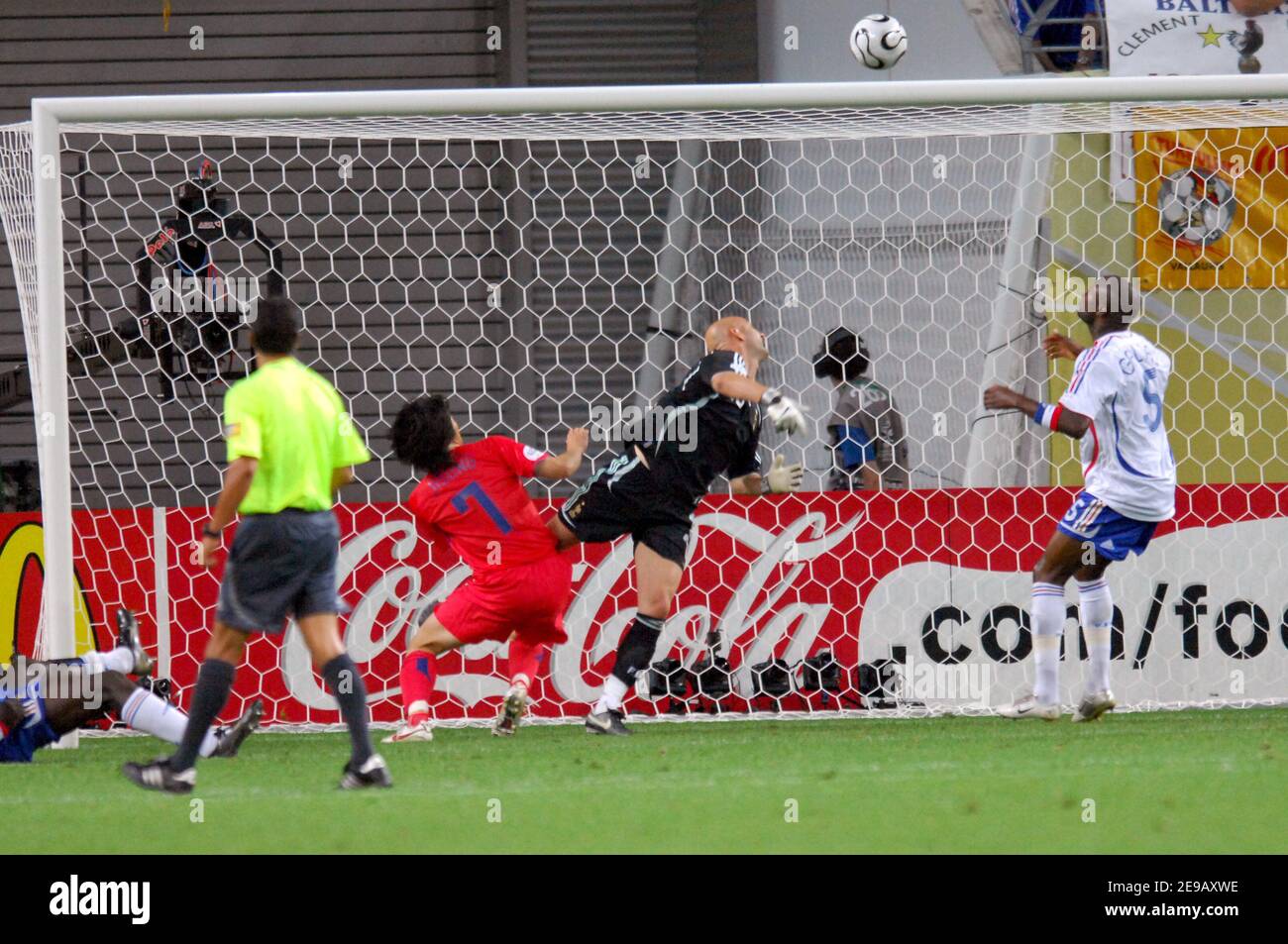 Park Ji Sung, gardien de but français Fabien Barthez et William Gallas pendant la coupe du monde 2006, Groupe G, France contre Corée du Sud au stade Zentralstadion de Leipzig, Allemagne, le 18 juin 2006. Le jeu s'est terminé par un tirage 1-1. Photo de Gouhier-Hahn-Orban/Cameleon/ABACAPRESS.COM Banque D'Images