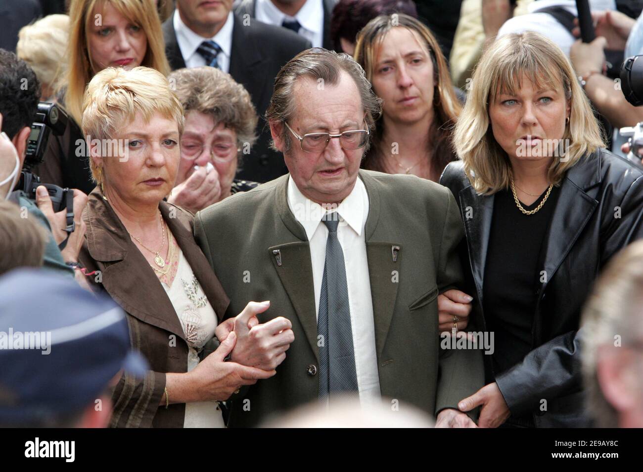 Qui Est Le Fils De Raymond Devos de gauche à droite) famille Raymond Devos : sa femme Simone, sa sœur et son  frère Bernard assistent aux funérailles de l'humoriste Raymond Devos à  Saint-Rémy-les-Chevreuse, près de Paris, le 19 juin