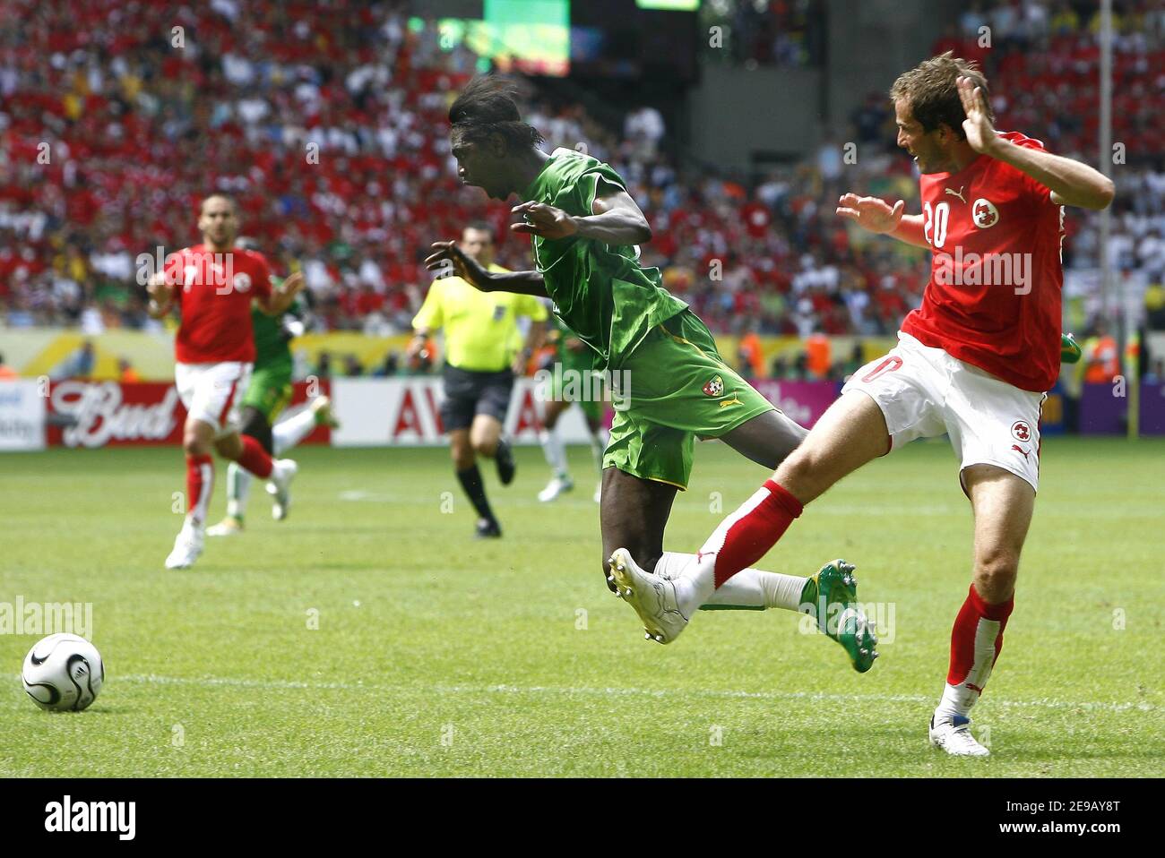 Moustapha Salifou au Togo et Patrick Muller en Suisse lors de la coupe du monde 2006, Groupe G, Togo contre Suisse au stade signal Iduna Park à Dortmund, Allemagne, le 19 juin 2006. La Suisse a gagné 2-0. Photo de Christian Liewig/ABACAPRESS.COM Banque D'Images