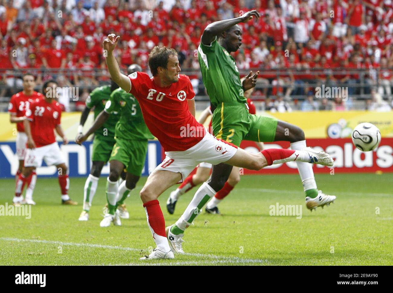 Patrick Muller, Suisse, et Dare Nibombe, Togo, en action lors de la coupe du monde 2006, Groupe G, Togo contre Suisse au stade signal Iduna Park à Dortmund, Allemagne, le 19 juin 2006. La Suisse a gagné 2-0. Photo de Christian Liewig/ABACAPRESS.COM Banque D'Images