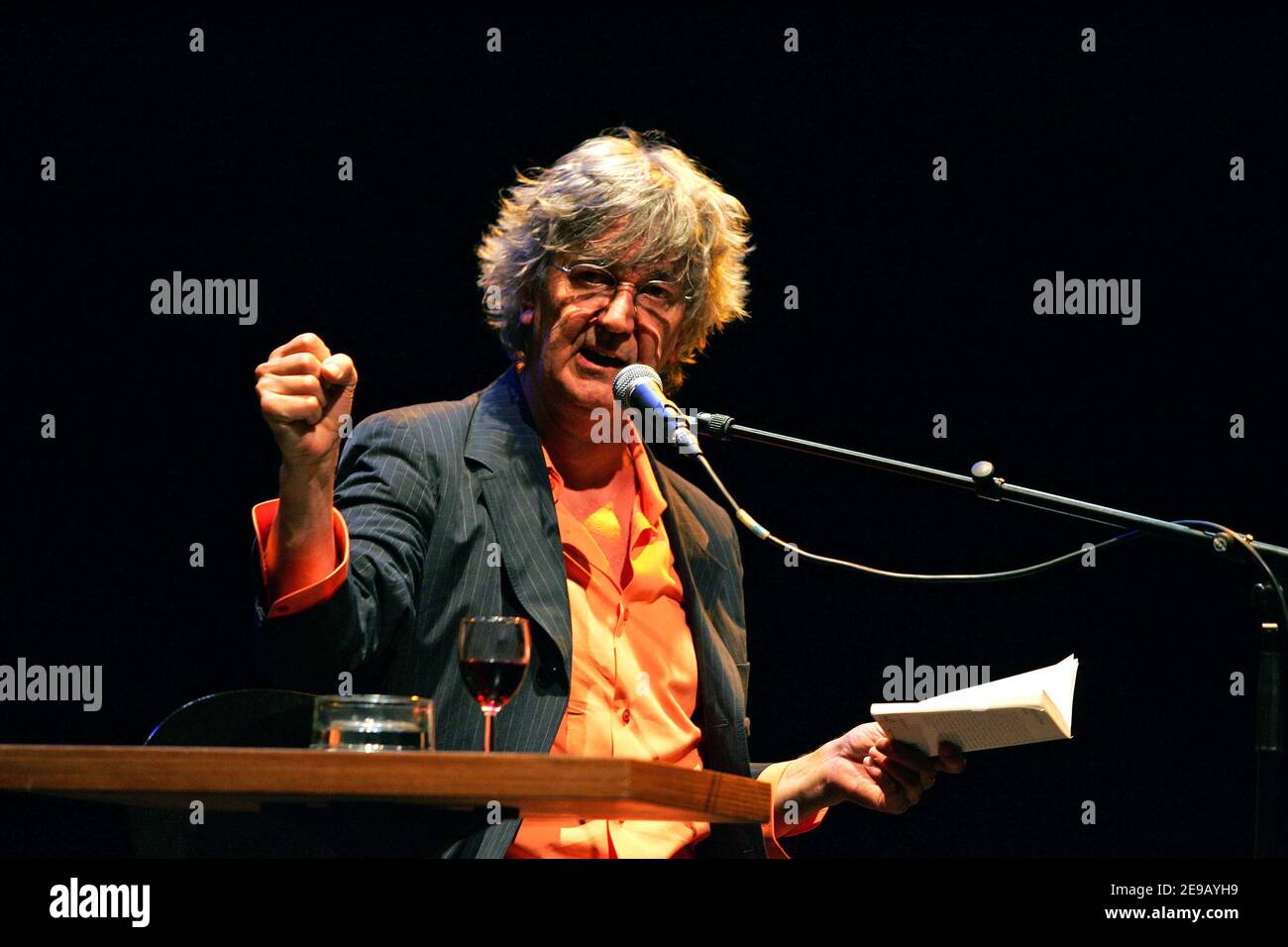 Le chanteur français Jacques Higelin lit des chapitres du roman de Marguerite Duras lors du 'marathon des mois 2006' qui s'est tenu à Toulouse, en France, le 15 juin 2006. Photo de Manuel Blondeau/ABACAPRESS.COM Banque D'Images