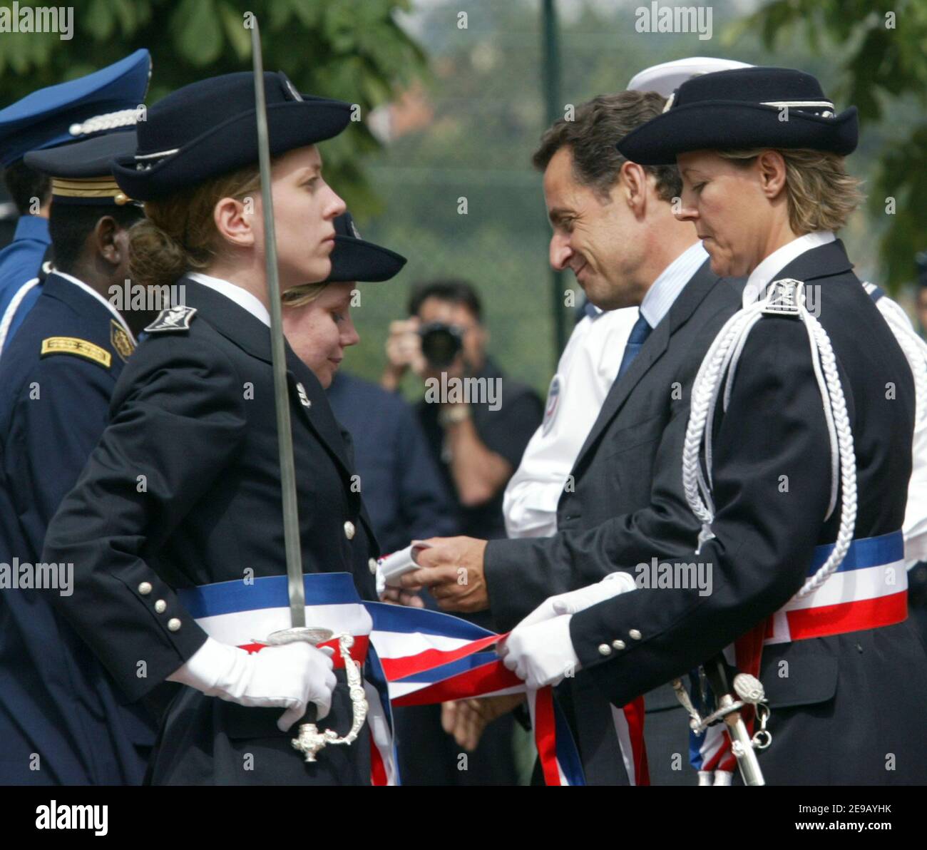 Le ministre de l'intérieur Nicolas Sarkozy assiste au baptême de la 56e classe scolaire des capitaines de police à Saint-Cyr-du-Mont-d'Or, près de Lyon, en France, le 20 juin 2006. Photo de Vincent Dargent/ABACAPRESS.COM Banque D'Images