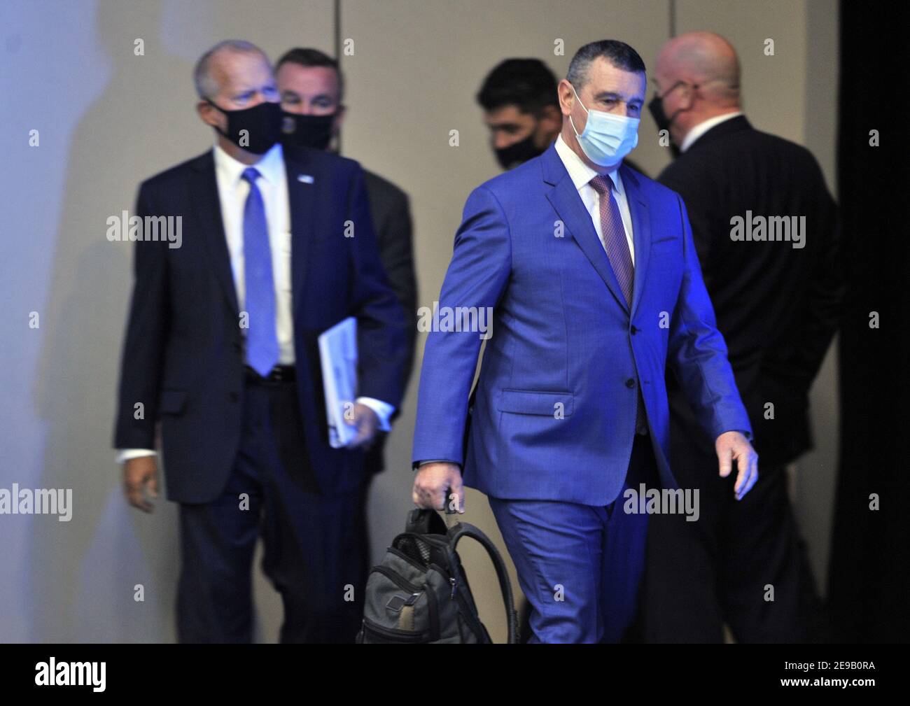 Tampa, États-Unis. 03ème février 2021. Le directeur de la sécurité intérieure de la région côtière du Sud-est, Scott McAllister (L), et le directeur adjoint par intérim, David Pekoske (R), arrivent pour une conférence de presse au Centre des congrès de Tampa pour discuter des mesures de sécurité en place pour le Super Bowl LV à Tampa, en Floride, le mercredi 3 février 2021. Photo de Steve Nesius/UPI crédit: UPI/Alamy Live News Banque D'Images