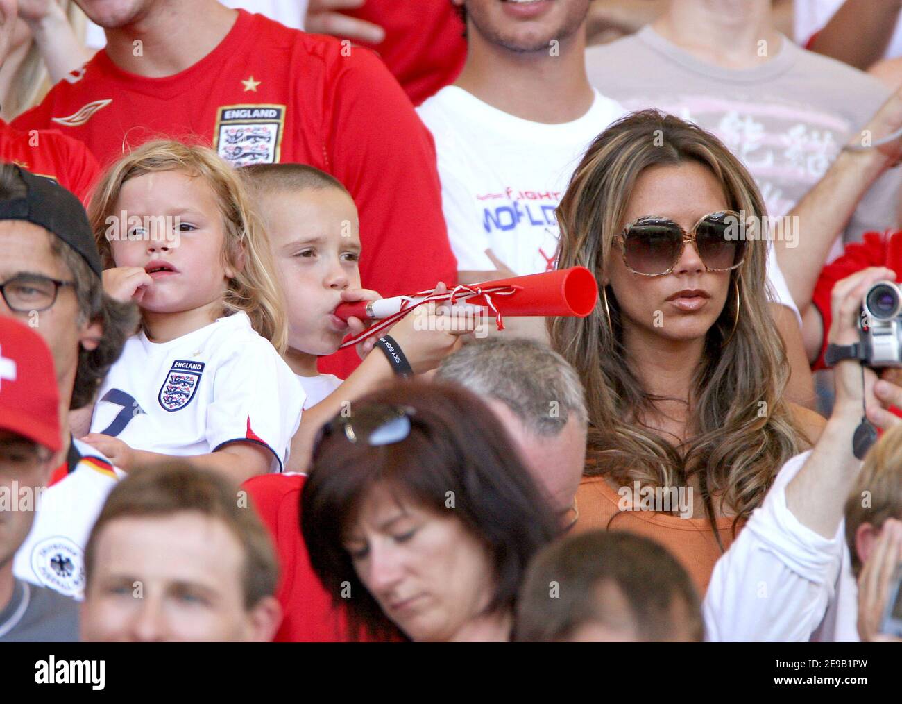 Roméo, Brooklyn et Victoria Beckham (à droite) participent au match entre l'anglais et l'Équateur dans le cadre de la coupe du monde 2006, à Stuttgart, en Allemagne, le 25 juin 2006. Photo de Gouhier-Hahn-Orban/Cameleon/ABACAPRESS.COM Banque D'Images