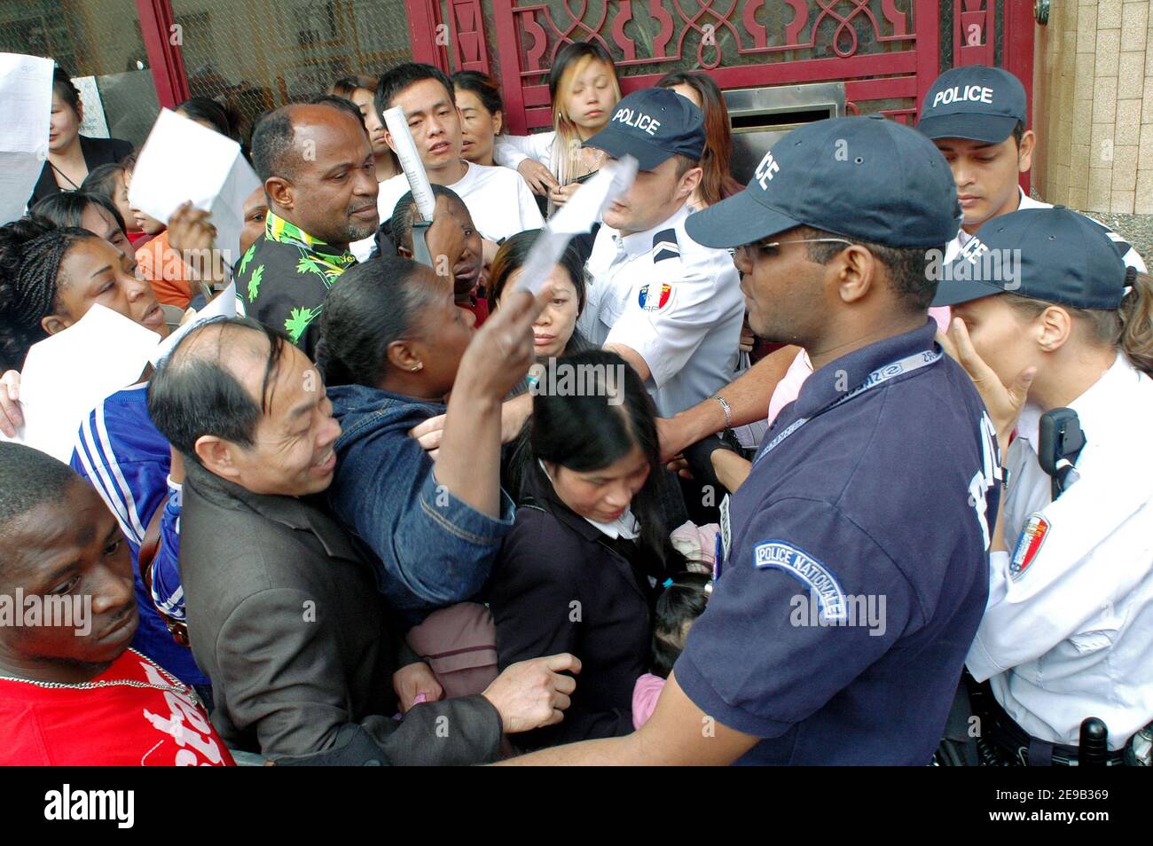 Des centaines de résidents illégaux en France (principalement des Asiatiques et des Africains) font la queue dans le centre de police des résidents étrangers, rue Truffaut à Paris, France, le 28 juin 2006 pour demander la régularisation après le ministre français de l'intérieur, Nicolas Sarkozy, A annoncé que la France accordera des permis de séjour à certains migrants illégaux dont les enfants vont à l'école. Photo d'Alain Apaydin/ABACAPRESS.COM Banque D'Images