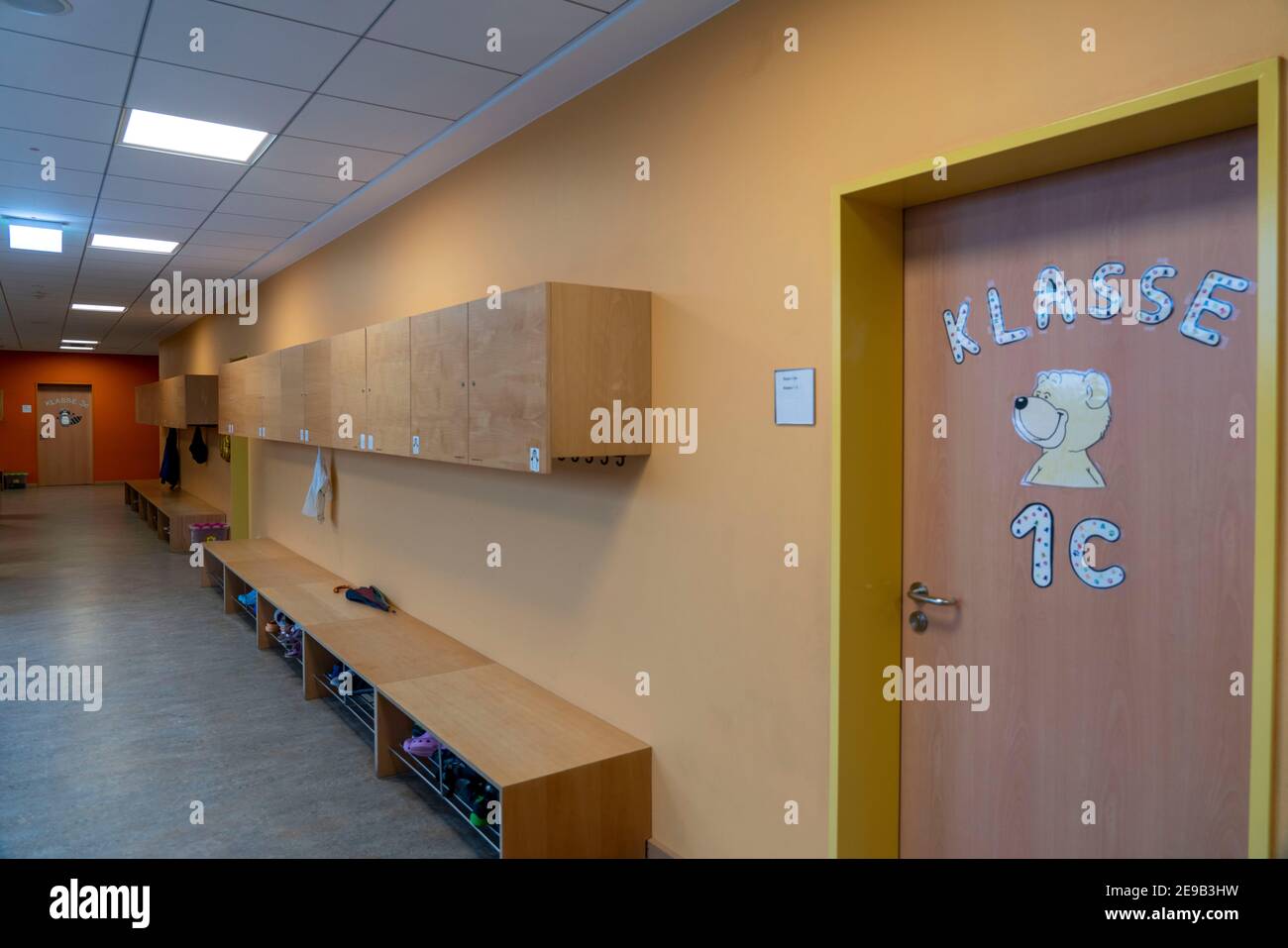 Couloir, école primaire, école moderne équipée, nouveau bâtiment, vide, pendant le confinement en janvier 2021, les élèves apprennent surtout à la maison, NRW, Allemagne, Banque D'Images