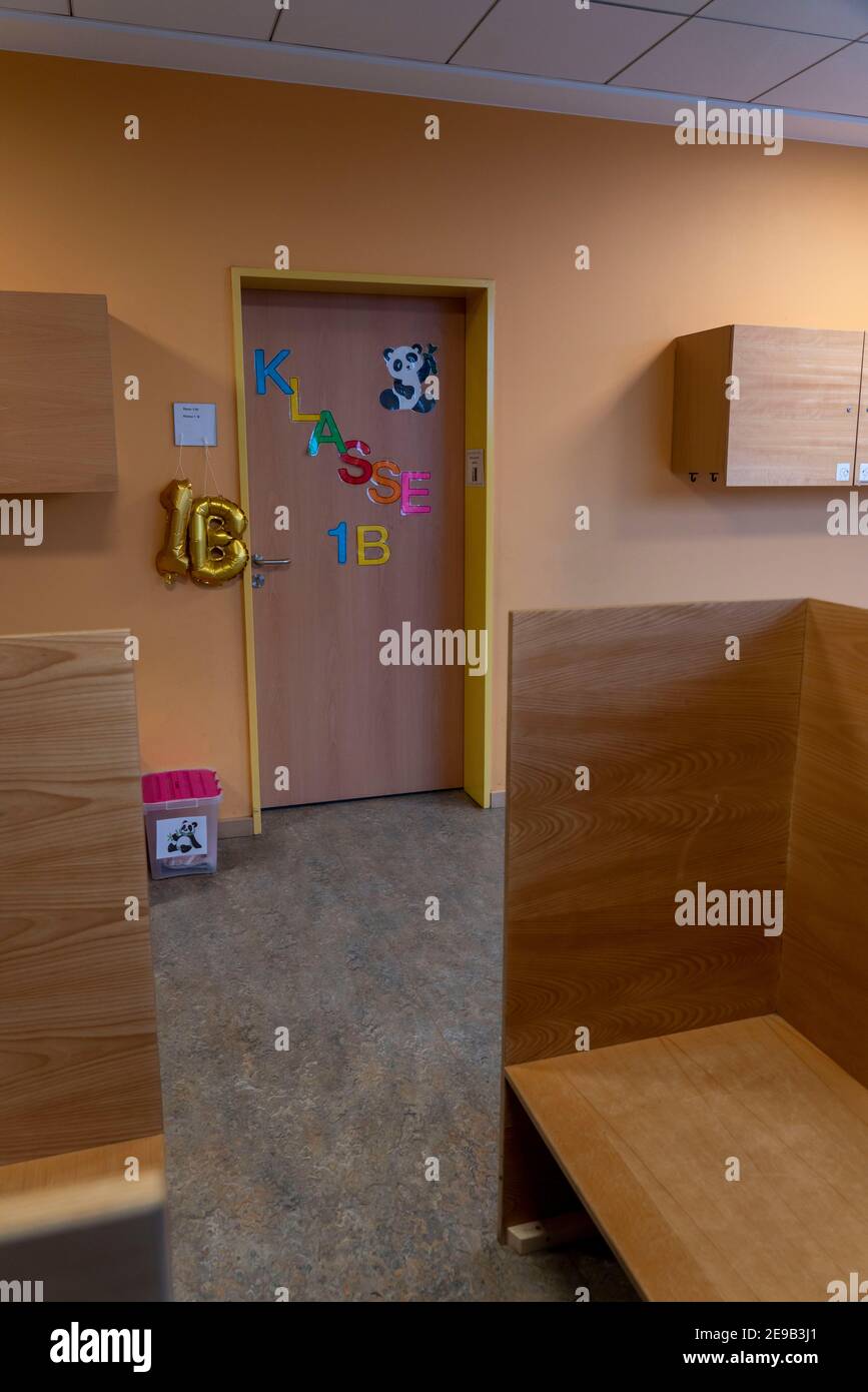 Couloir, école primaire, école moderne équipée, nouveau bâtiment, vide, pendant le confinement en janvier 2021, les élèves apprennent surtout à la maison, NRW, Allemagne, Banque D'Images