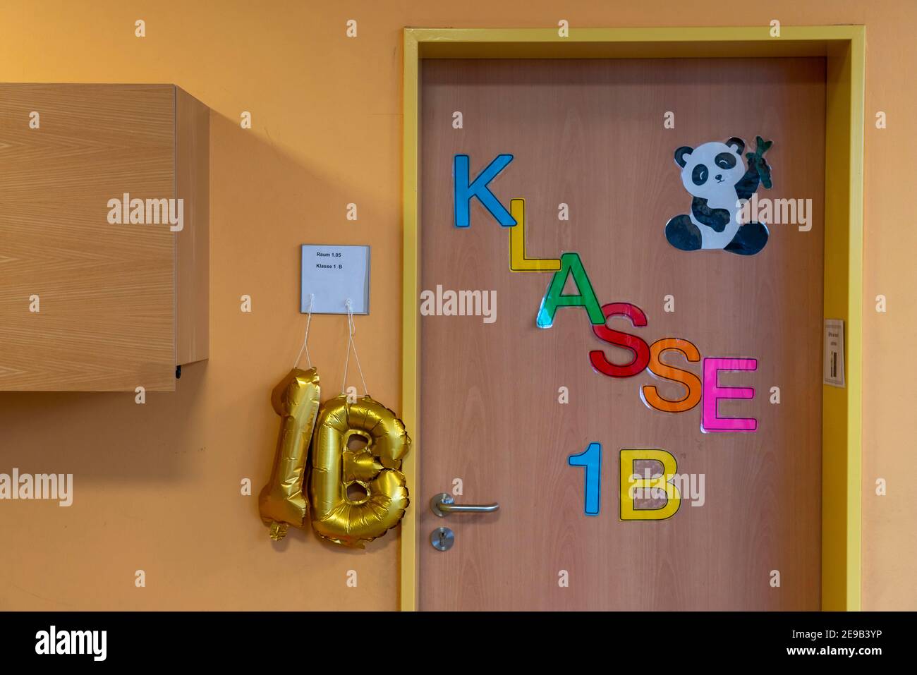 Couloir, école primaire, école moderne équipée, nouveau bâtiment, vide, pendant le confinement en janvier 2021, les élèves apprennent surtout à la maison, NRW, Allemagne, Banque D'Images