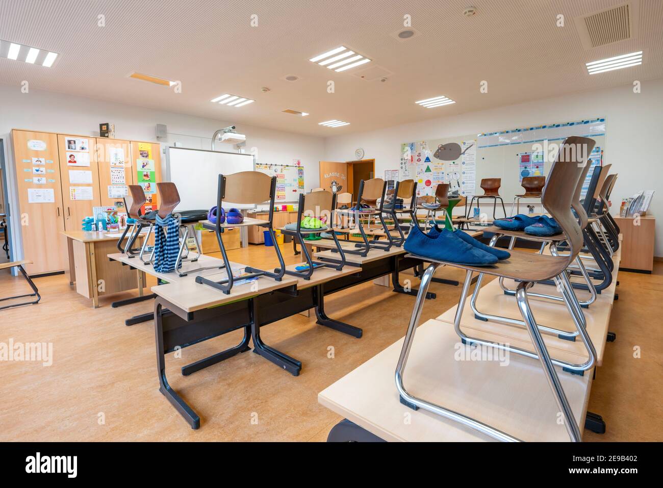 École primaire, salle de classe de 3e année, école moderne équipée, nouveau bâtiment, vide, pendant le confinement en janvier 2021, les élèves apprennent surtout à la maison, NRW, G. Banque D'Images