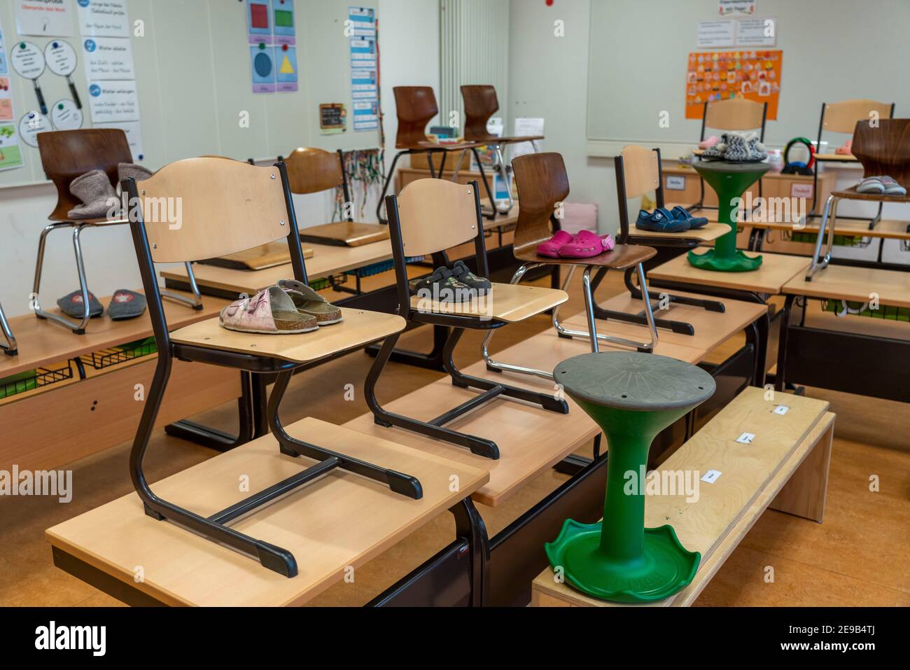 École primaire, salle de classe de 3e année, école moderne équipée, nouveau bâtiment, vide, pendant le confinement en janvier 2021, les élèves apprennent surtout à la maison, NRW, G. Banque D'Images