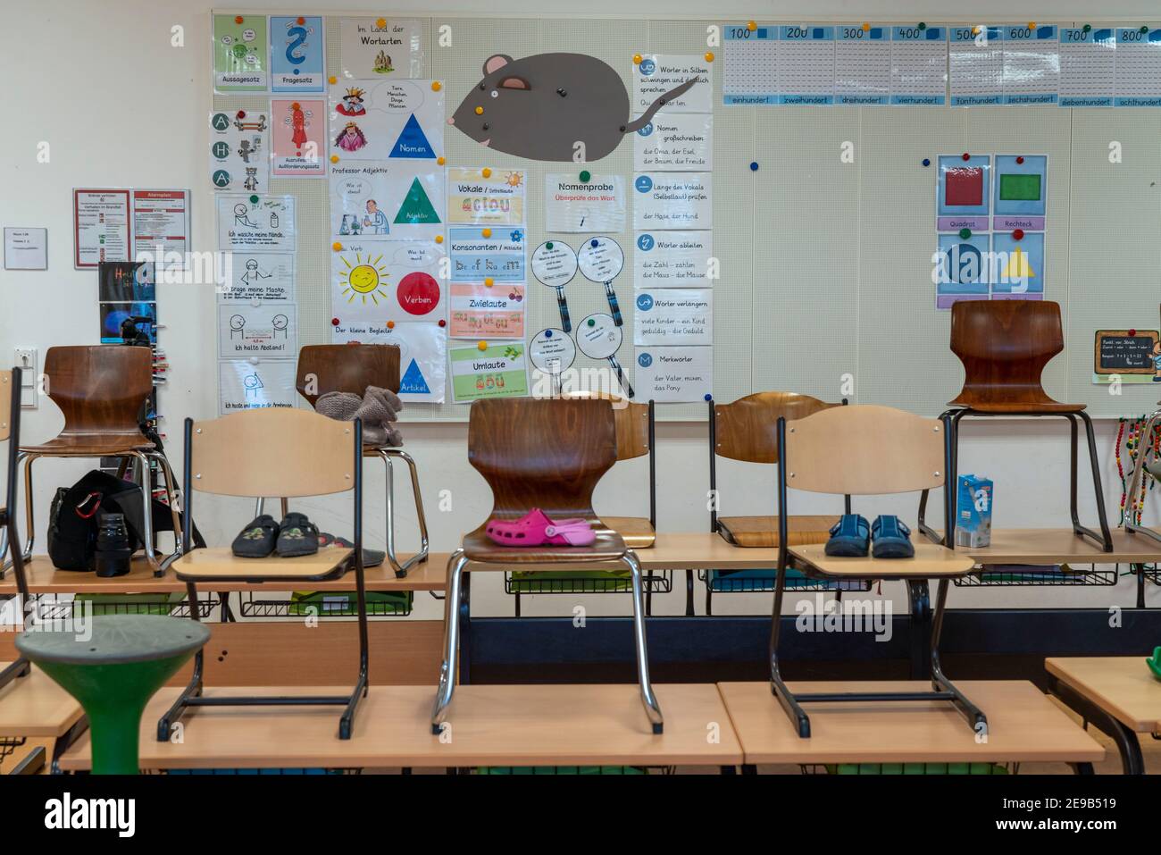 École primaire, salle de classe de 3e année, école moderne équipée, nouveau bâtiment, vide, pendant le confinement en janvier 2021, les élèves apprennent surtout à la maison, NRW, G. Banque D'Images