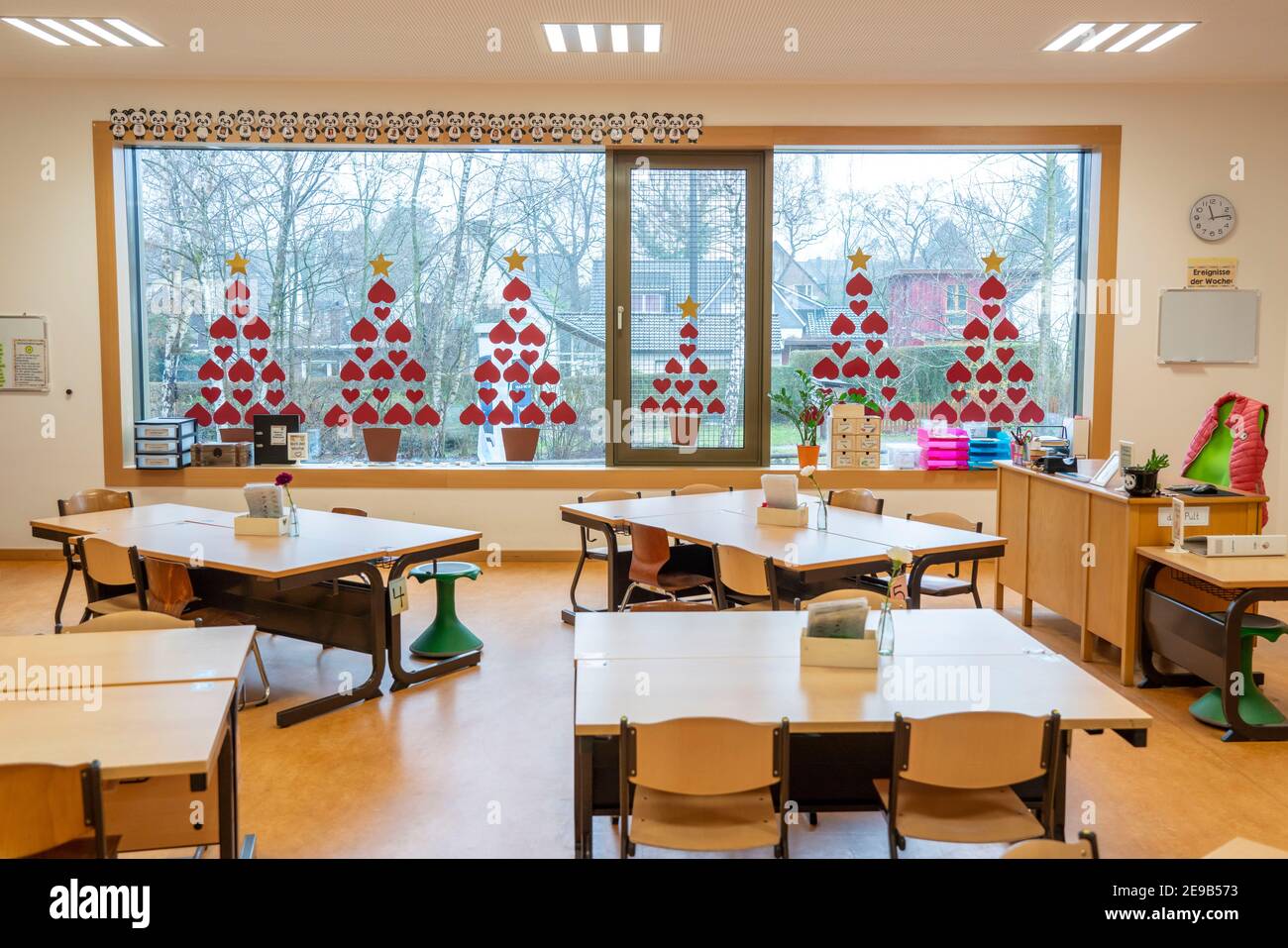École primaire, salle de classe de 1ère année, école moderne équipée, nouveau bâtiment, vide, pendant le confinement en janvier 2021, les élèves apprennent surtout à la maison, NRW, G. Banque D'Images