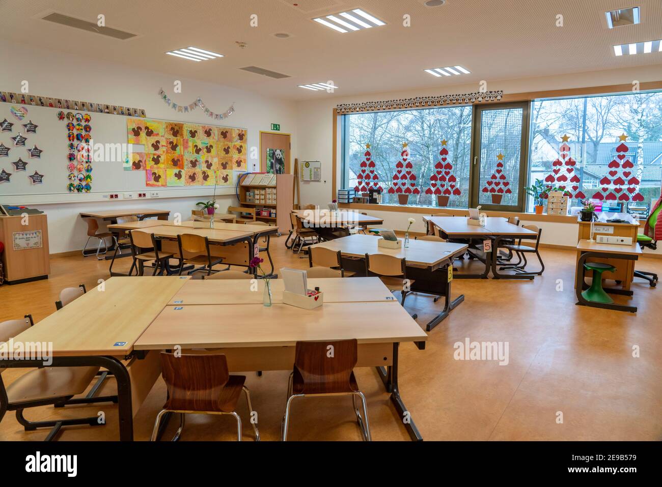 École primaire, salle de classe de 1ère année, école moderne équipée, nouveau bâtiment, vide, pendant le confinement en janvier 2021, les élèves apprennent surtout à la maison, NRW, G. Banque D'Images