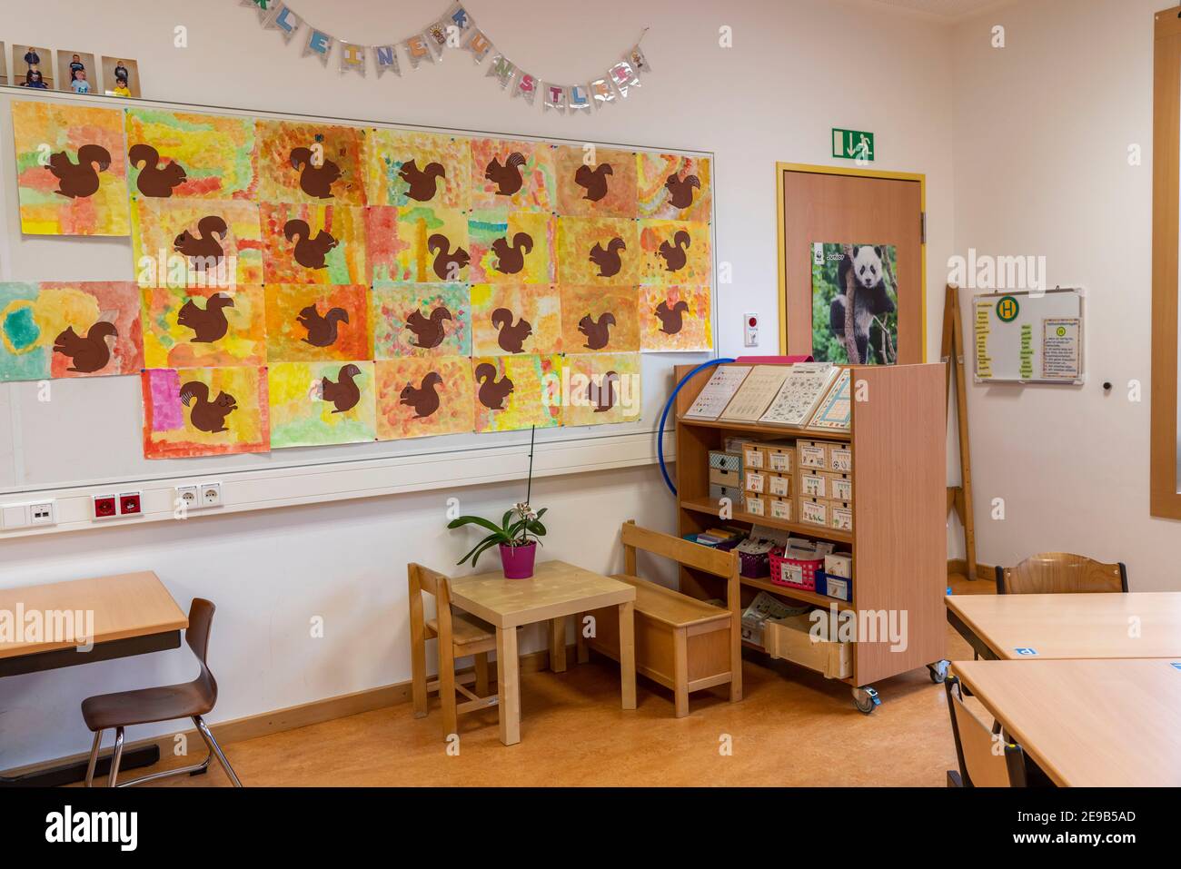 École primaire, salle de classe de 1ère année, école moderne équipée, nouveau bâtiment, vide, pendant le confinement en janvier 2021, les élèves apprennent surtout à la maison, NRW, G. Banque D'Images