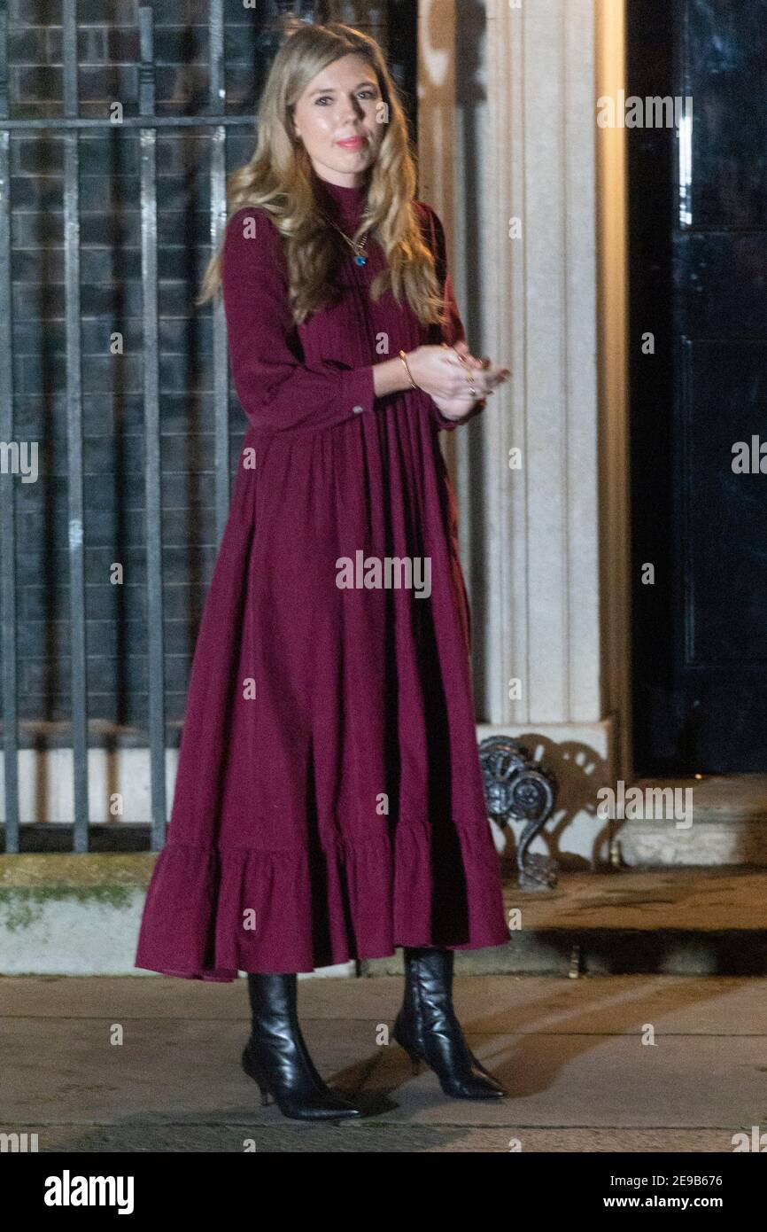03 février 2021. Londres, Royaume-Uni. Carrie Symonds et son partenaire le Premier ministre britannique Boris Johnson (non vu) clap à la porte du 10 Downing Street pour honorer le capitaine Tom Moore. Johnson a encouragé la population de Grande-Bretagne à participer à un clap public plus tard ce soir, en reconnaissance du célèbre capitaine Tom, responsable du fonds caritatif des services de santé, décédé mardi. Photo de Ray Tang. Banque D'Images
