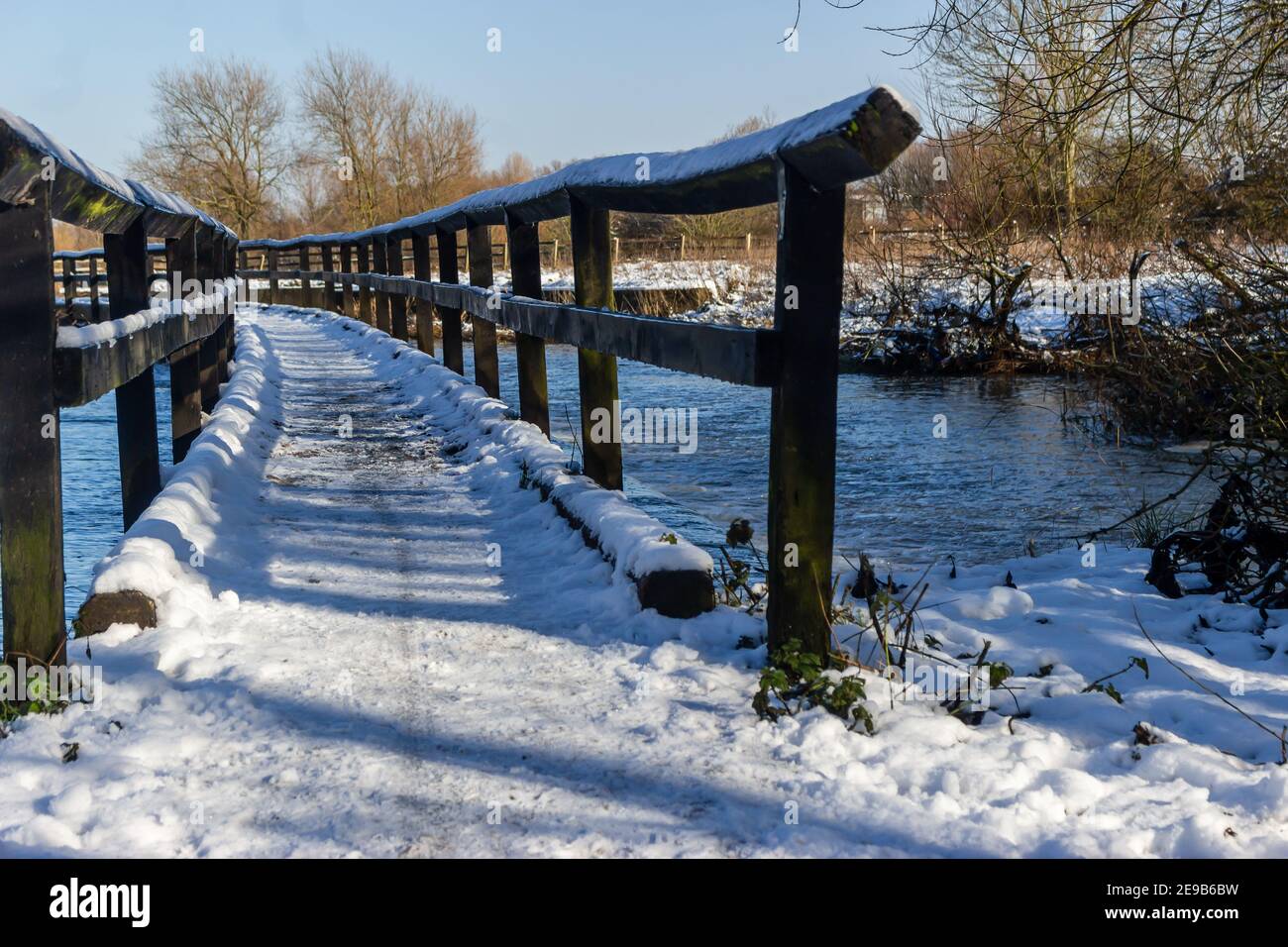 Hiver dans Watermead Park à Leicester, belle neige fraîche et jour ensoleillé. Ciel bleu fantastique. Banque D'Images