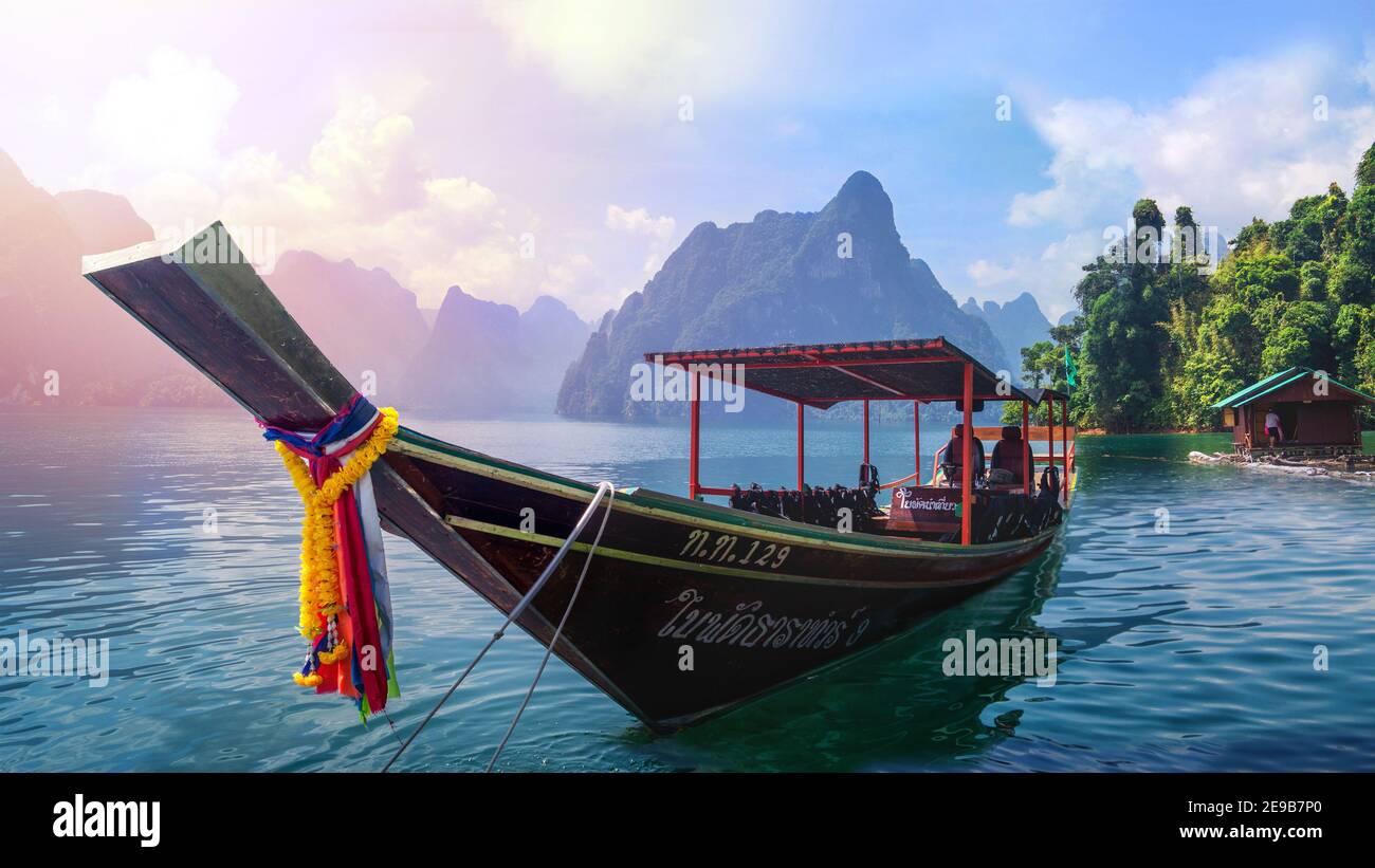 bateau thaïlandais en mer avec montagnes en arrière-plan Banque D'Images